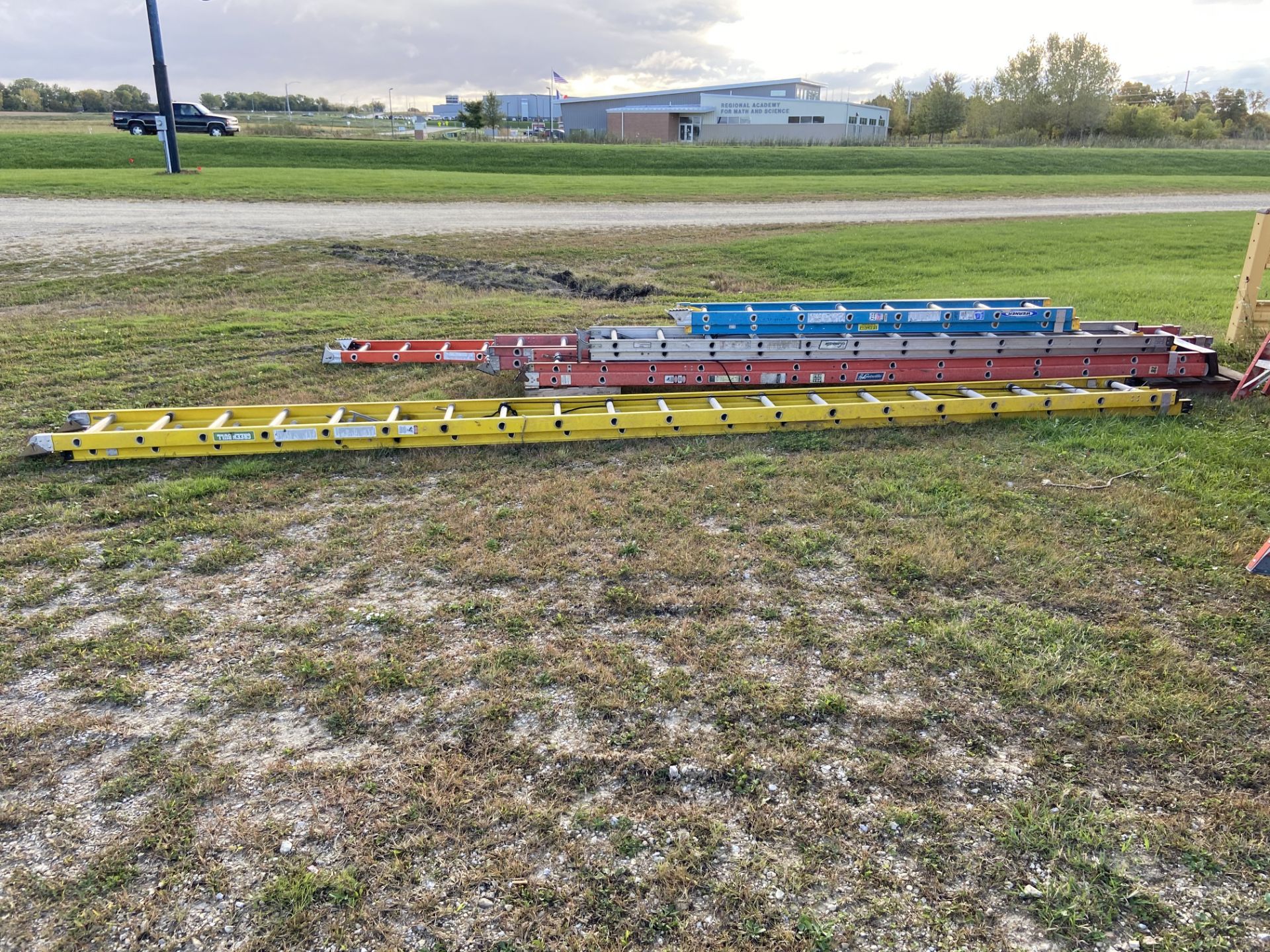 Exetension Ladder, 40', (Rigging & Loading: $25) (Located in Oelwein, IA)