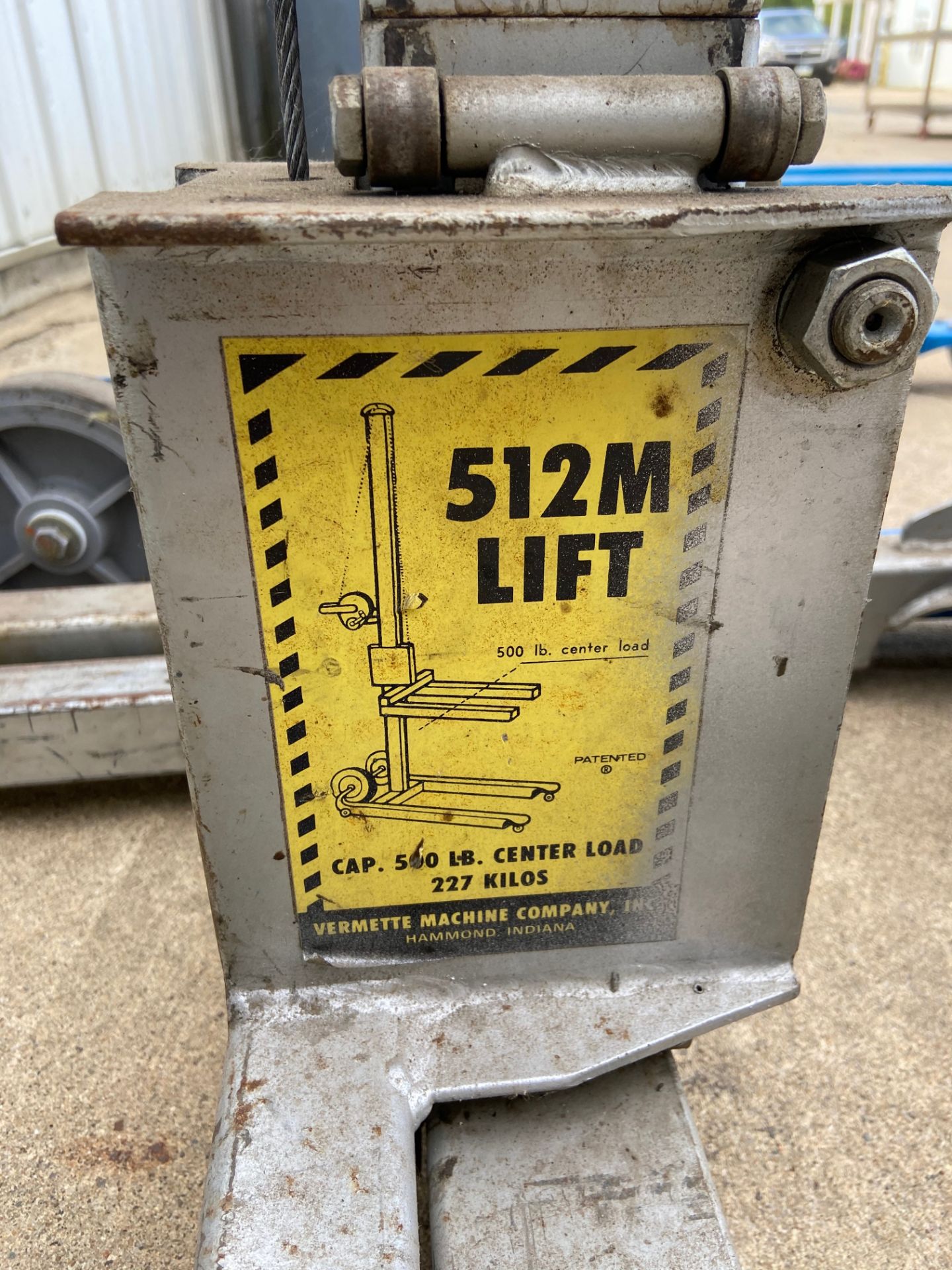 Vermette Lift, Model# 512M, 500 lb Capacity (Located in Oelwein, IA) (Rigging & Loading: $25) - Image 2 of 4