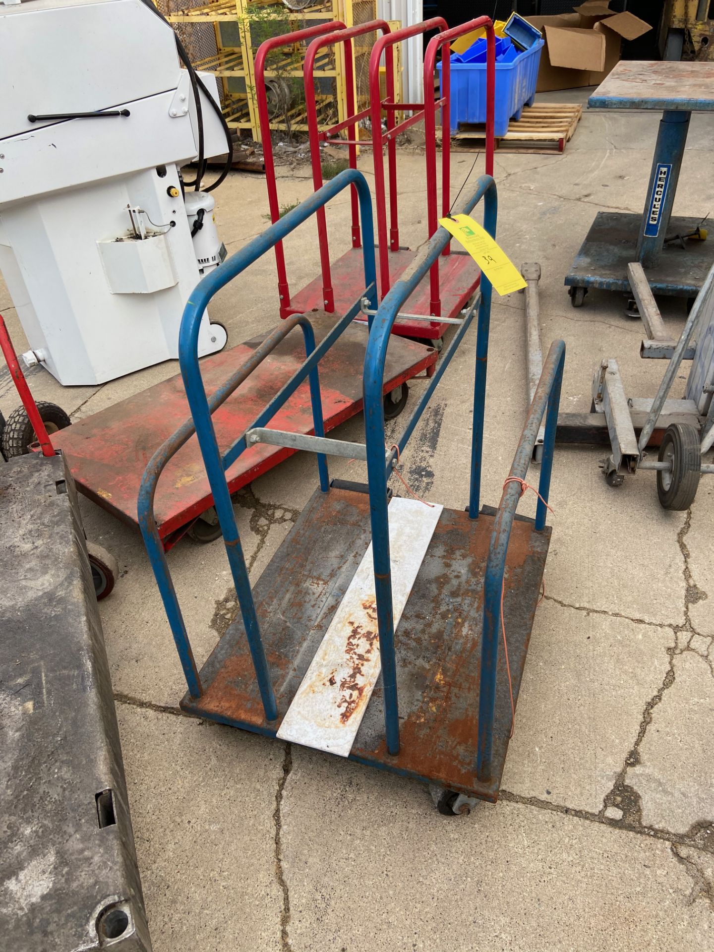 Metal Cart (Located in Oelwein, IA) (Rigging & Loading: $25)