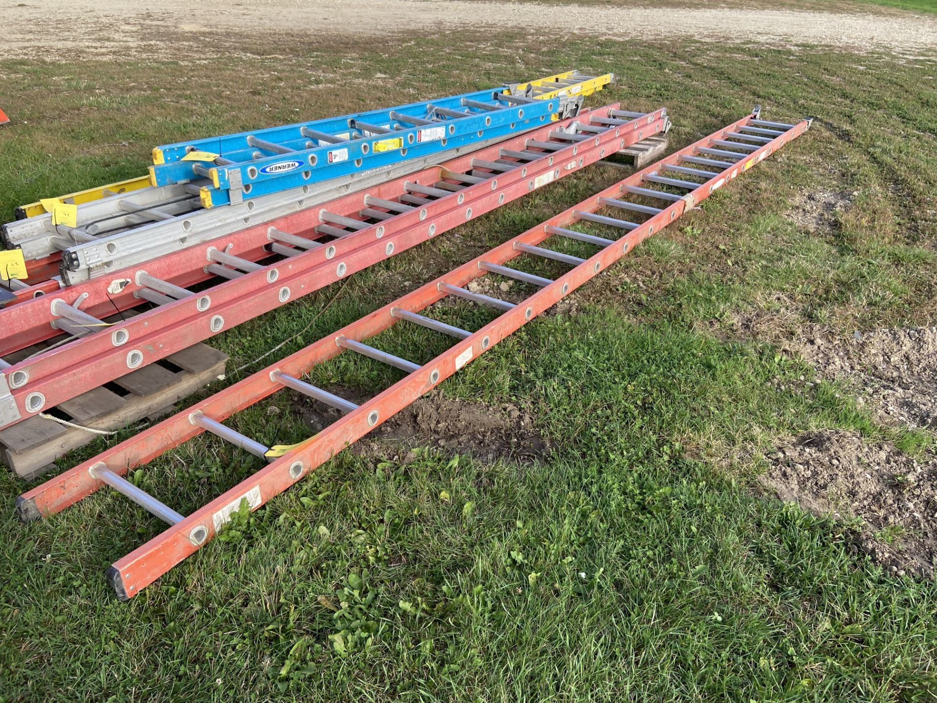 Ladder, 20', (Rigging & Loading: $25) (Located in Oelwein, IA)