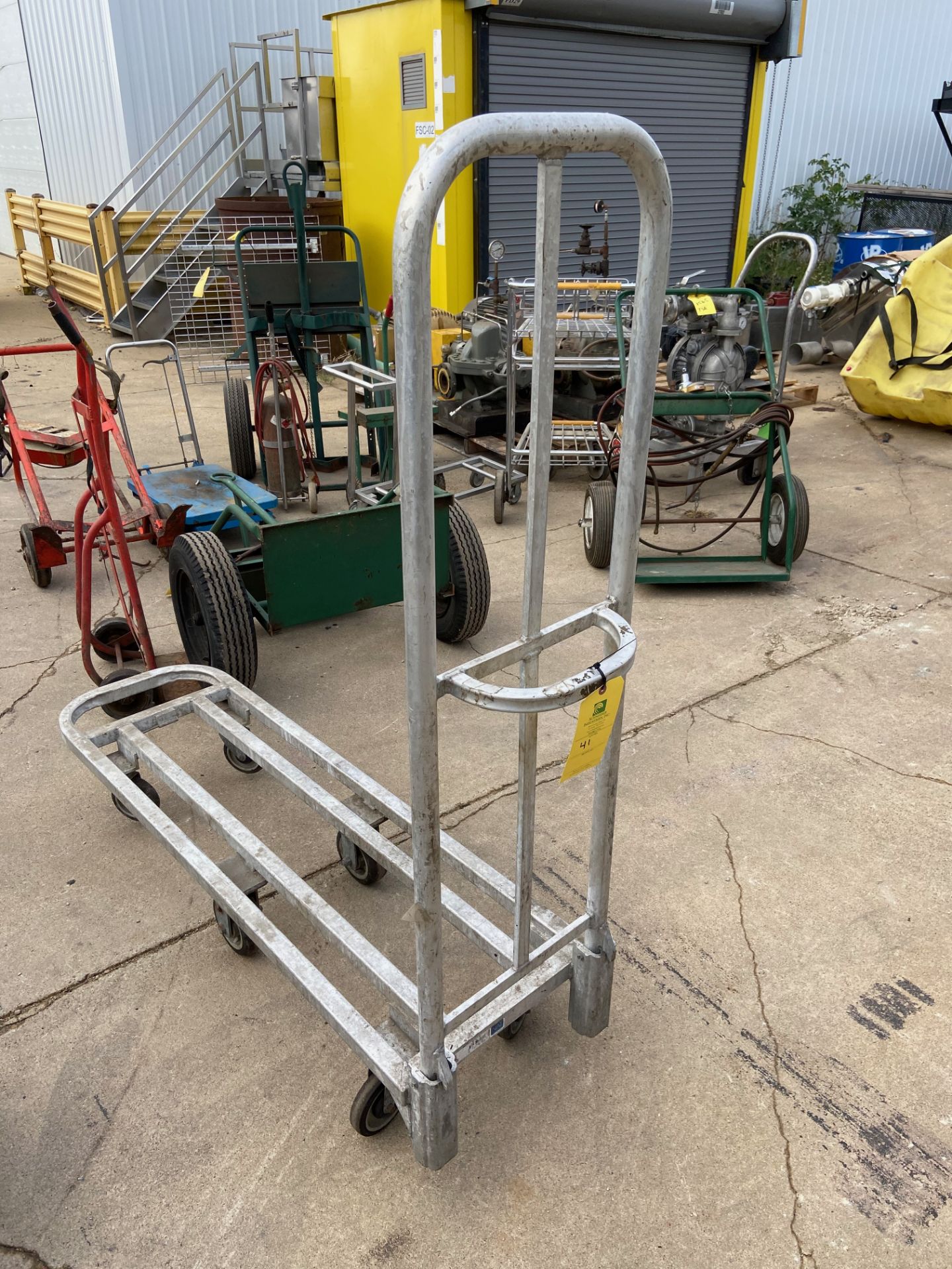 Metal Cart (Located in Oelwein, IA) (Rigging & Loading: $25)