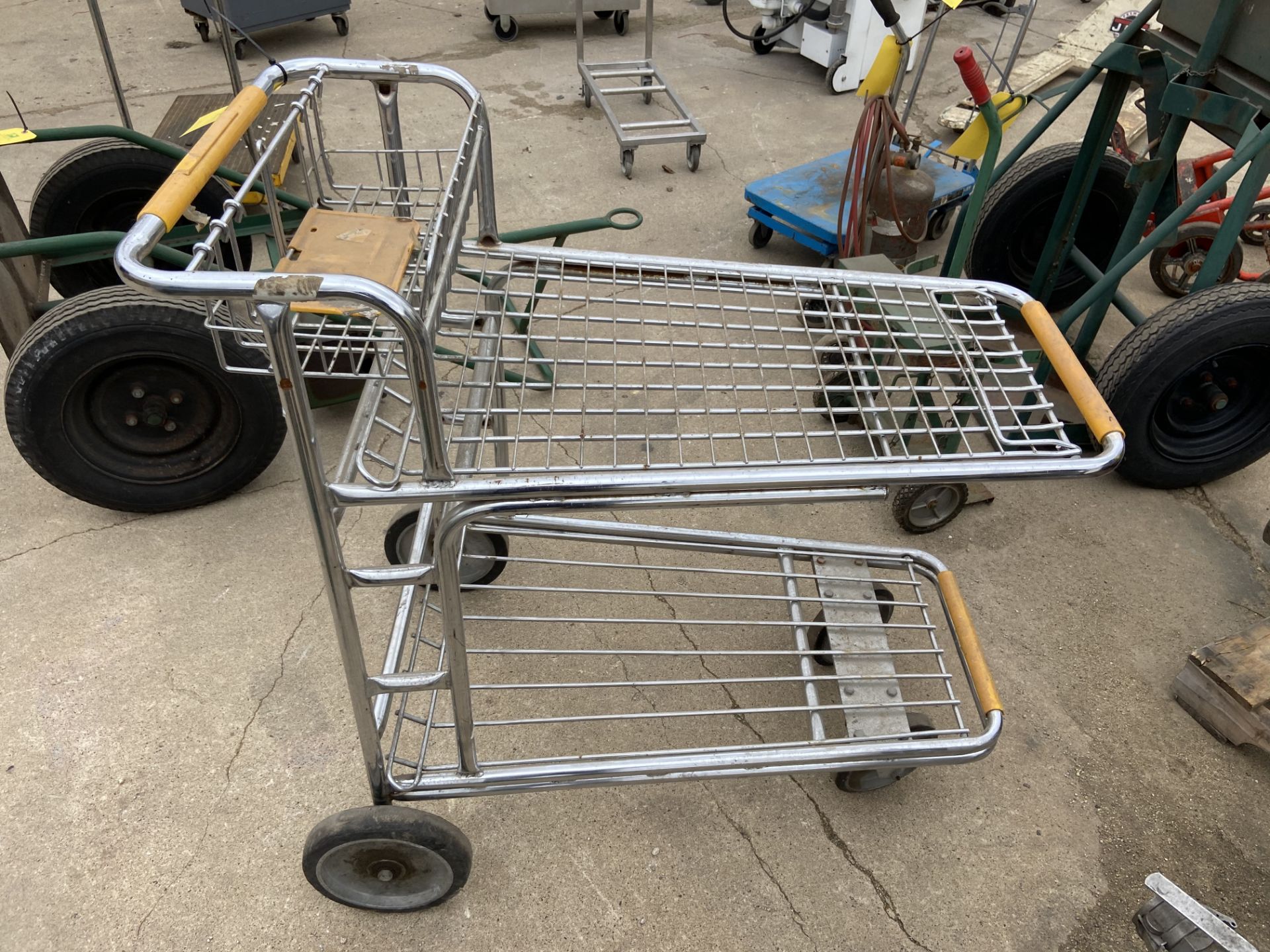 Shopping Style Cart (Located in Oelwein, IA) (Rigging & Loading: $10)