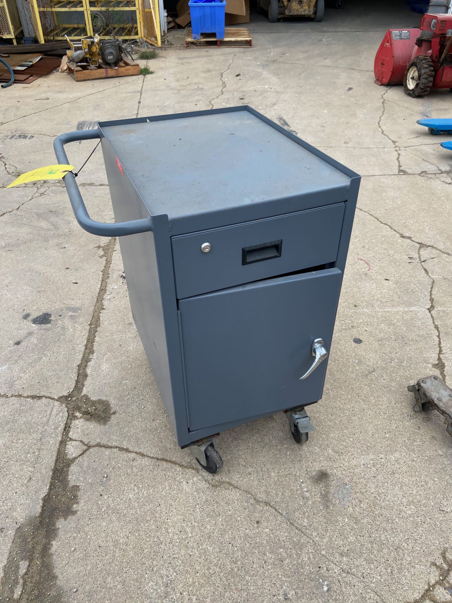 Metal Cabinet on Casters (Located in Oelwein, IA) (Rigging & Loading: $25)