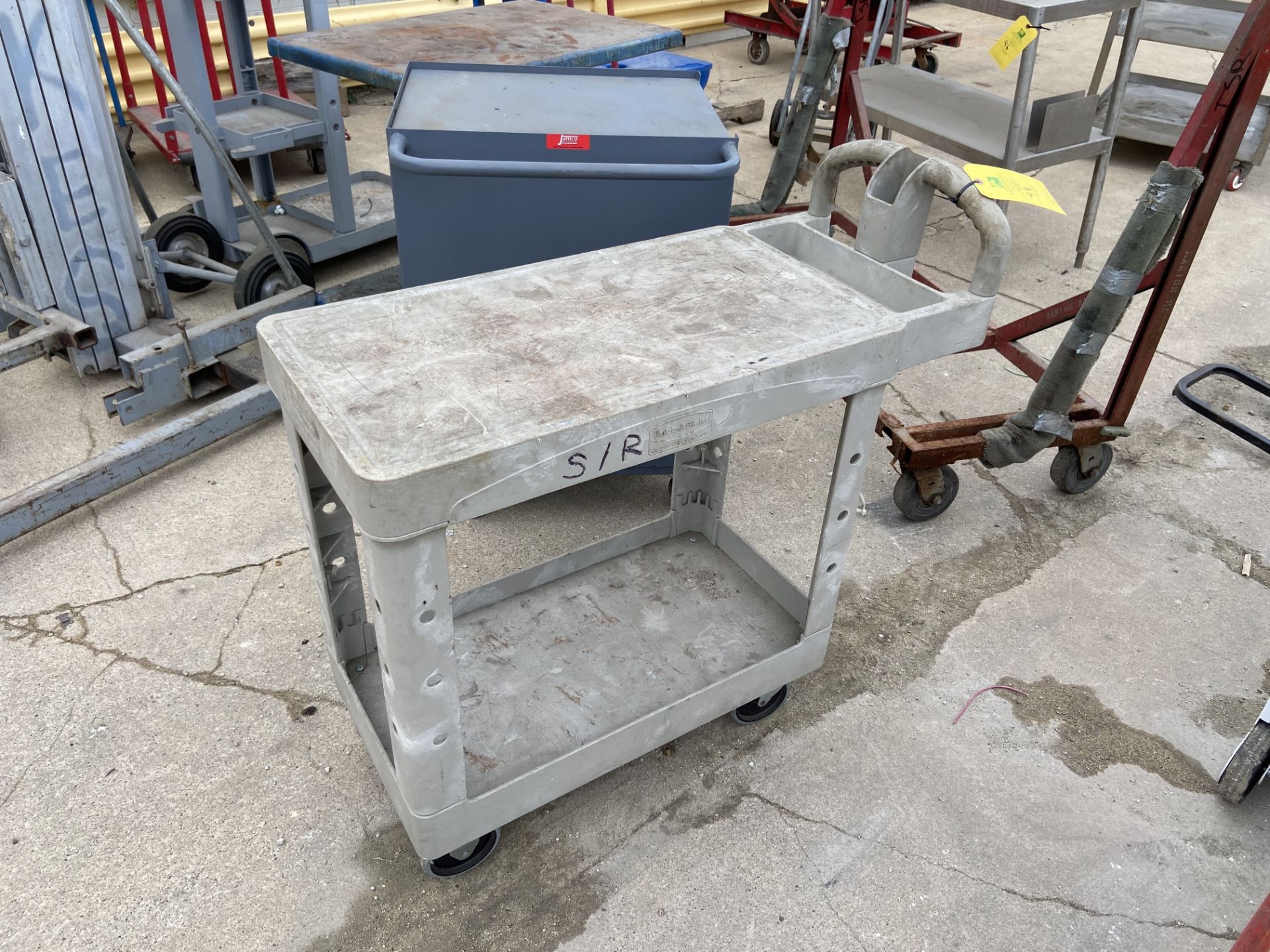 Plastic Cart (Located in Oelwein, IA) (Rigging & Loading: $10)