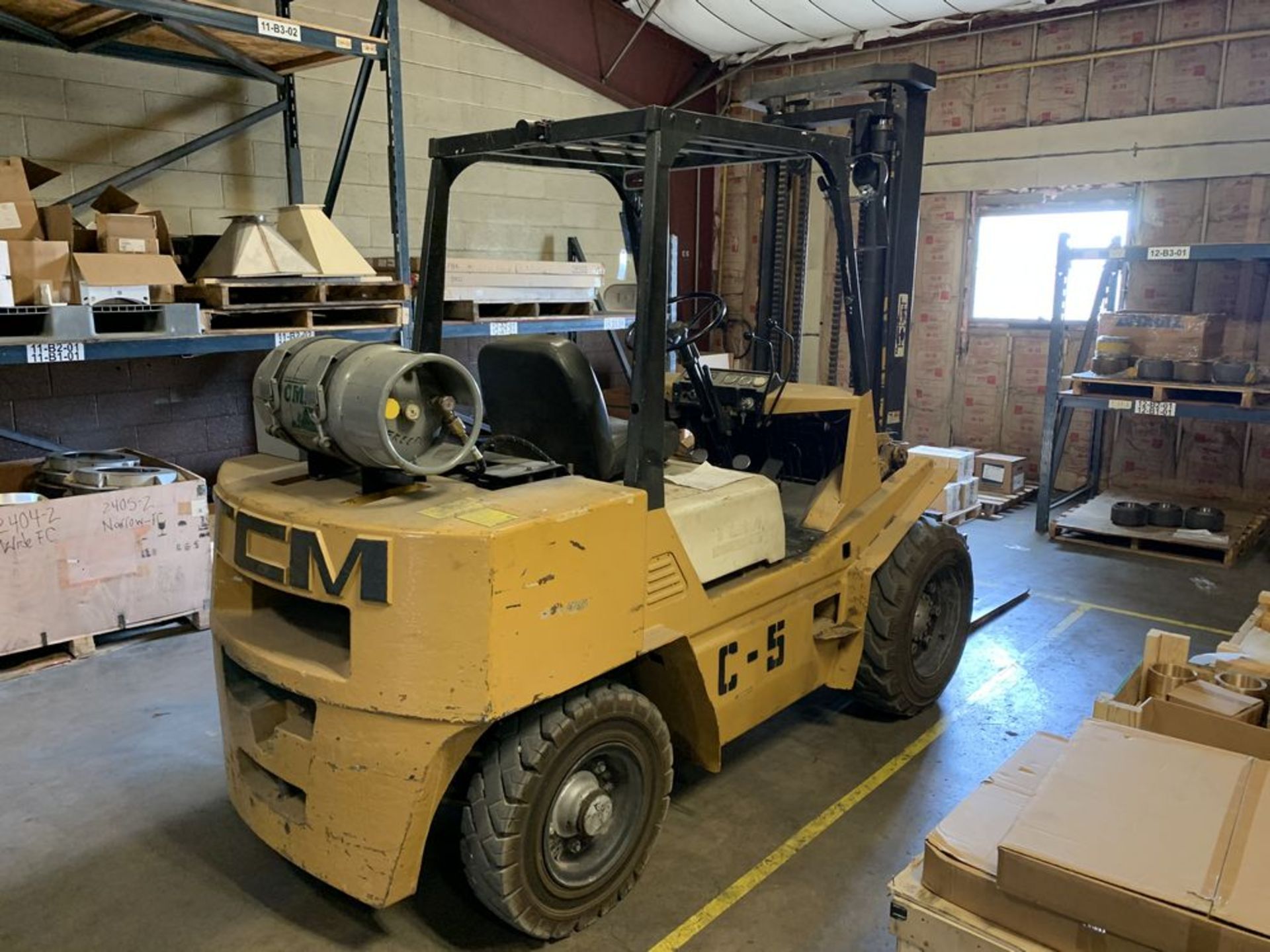 Located in Canon City CO: TCM Forklift, 8,000lbs, lp, approx 6' forks, currently underpower and in - Image 4 of 5