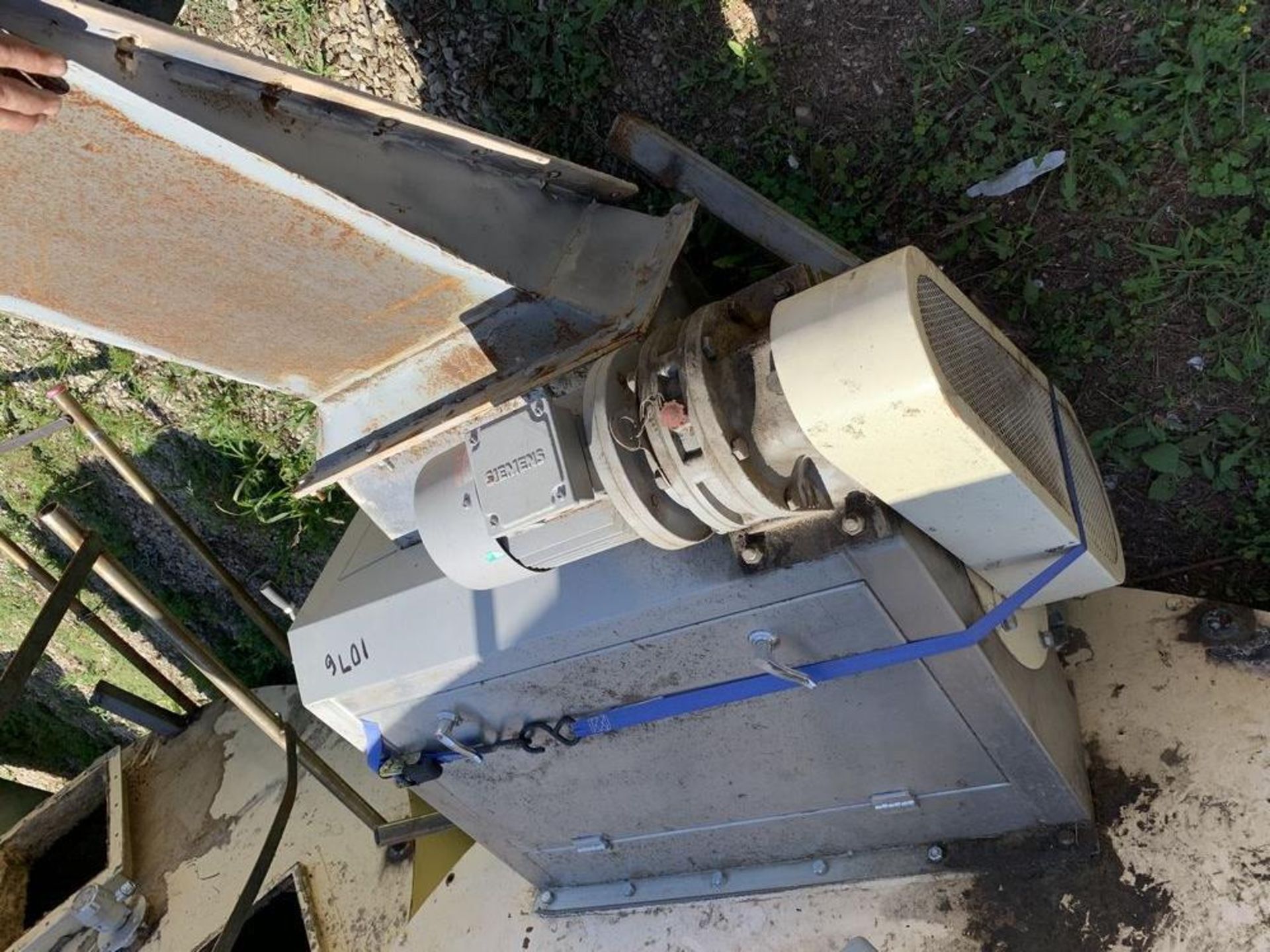 Located in Mt Vernon MO : Magnetic Roll separator, approx 32" side, Loading fee $100, located in