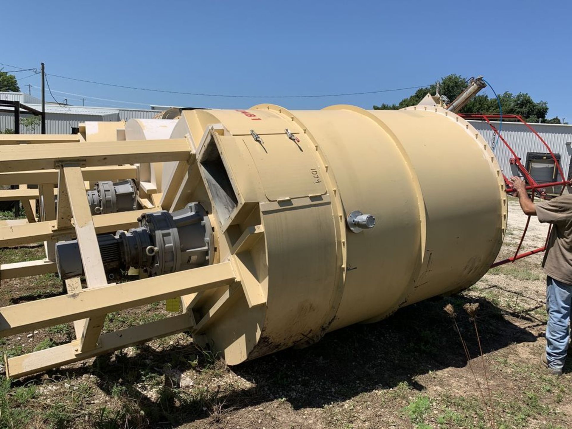 Located in Mt Vernon MO : Live Bottom Bin on legs, last running sawdust, low hours, Loading fee $