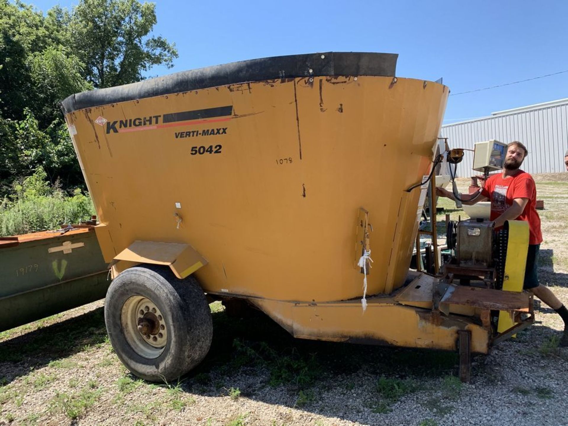 Located in Mt Vernon MO : Knight Verti-Maxx 5042 Tub Grinder, 50 HP MotorLive Bottom Bin on legs,