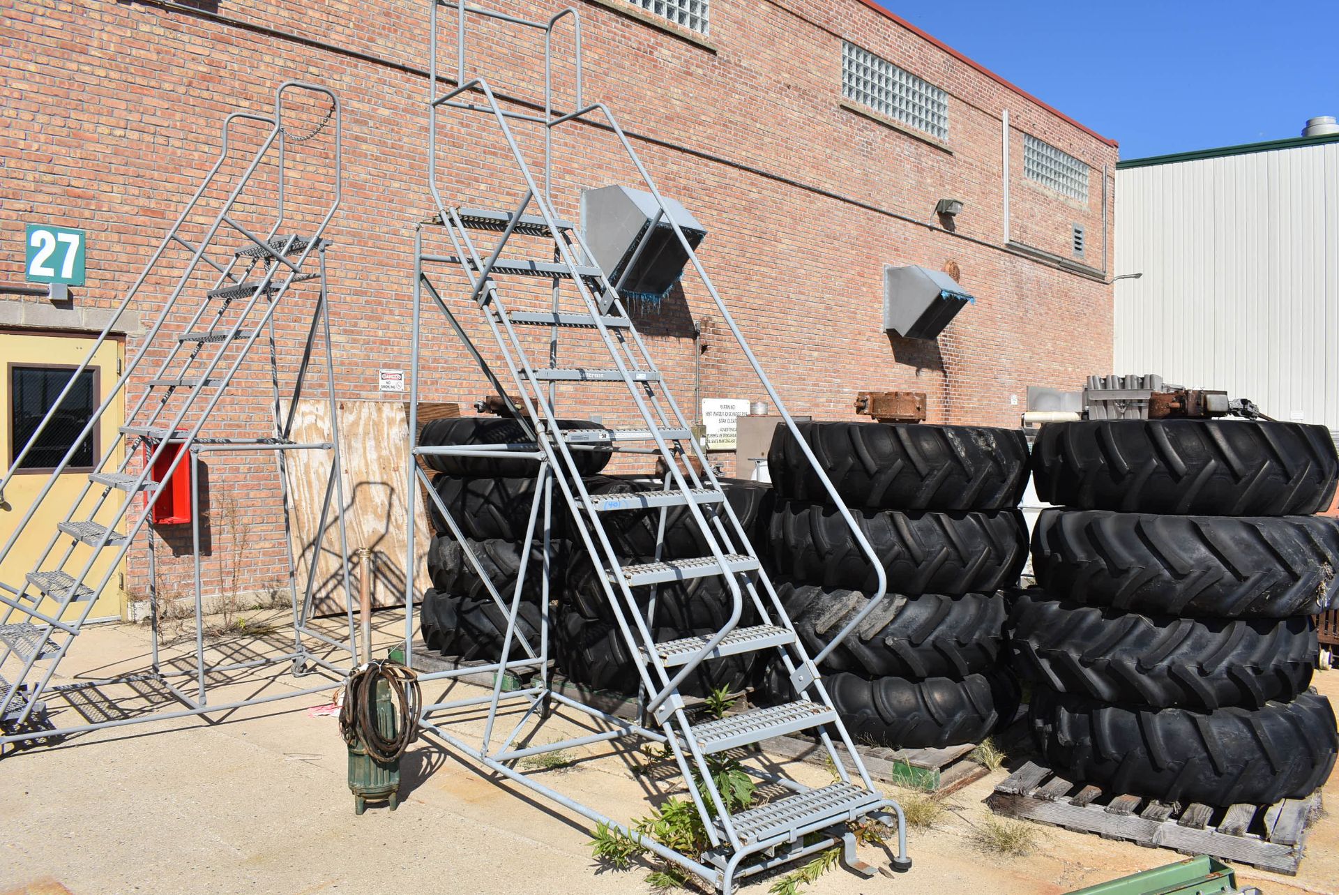 (Located in Mendota, IL) Cotterman 8' Ht. Portable Stairs