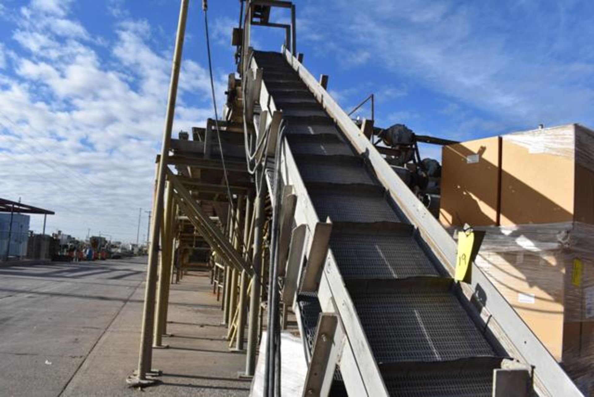 Conveyor - 20' x 18" Wide Motorized Incline Belt Conveyor - Image 2 of 2