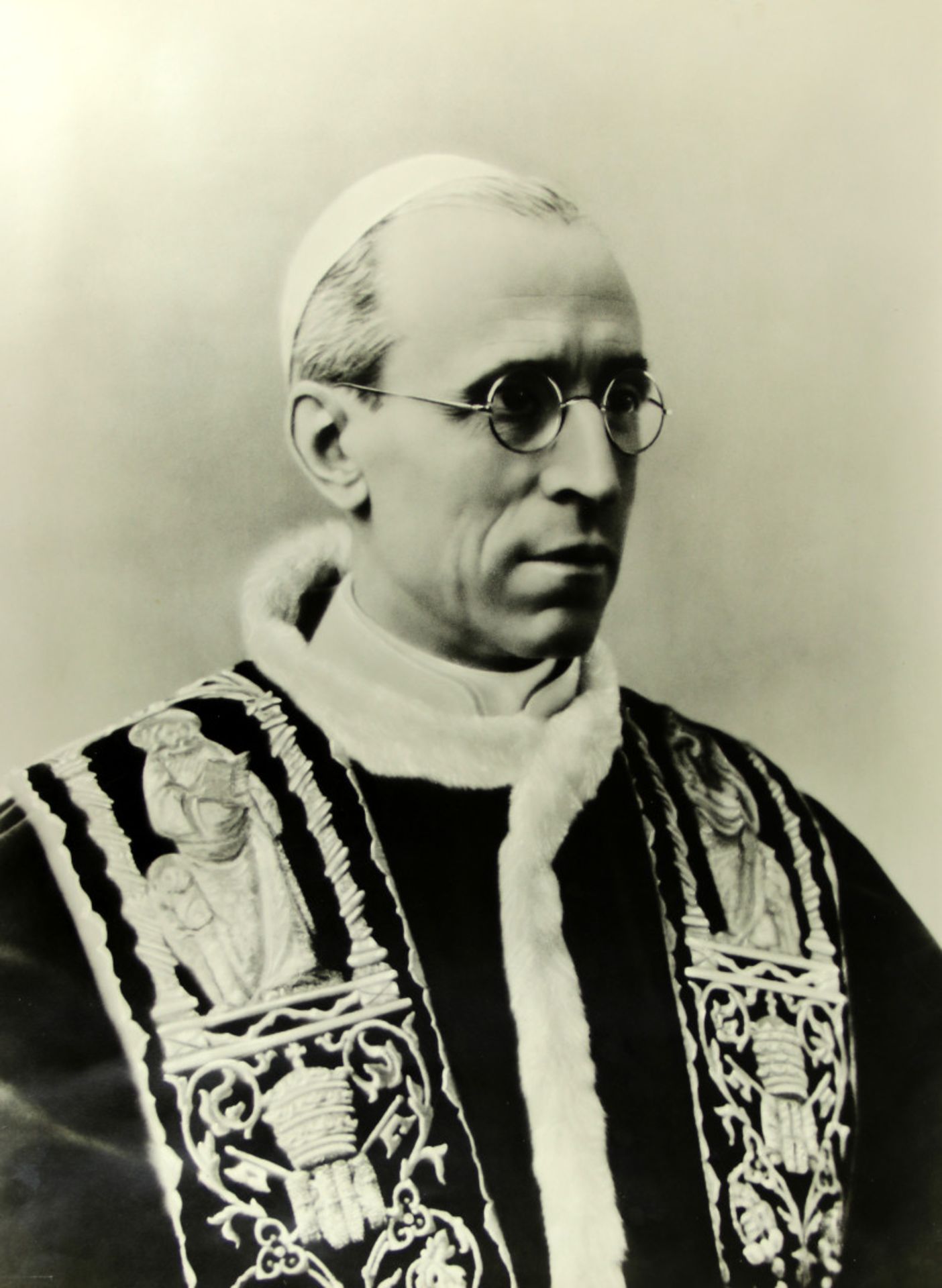 Fotografie. - Pius XII., Papst. - Porträt von Papst Pius XII. Brustbild. Original-Fotografie. Mit