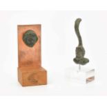 Lot: Bronzeapplike und Bronzegriff