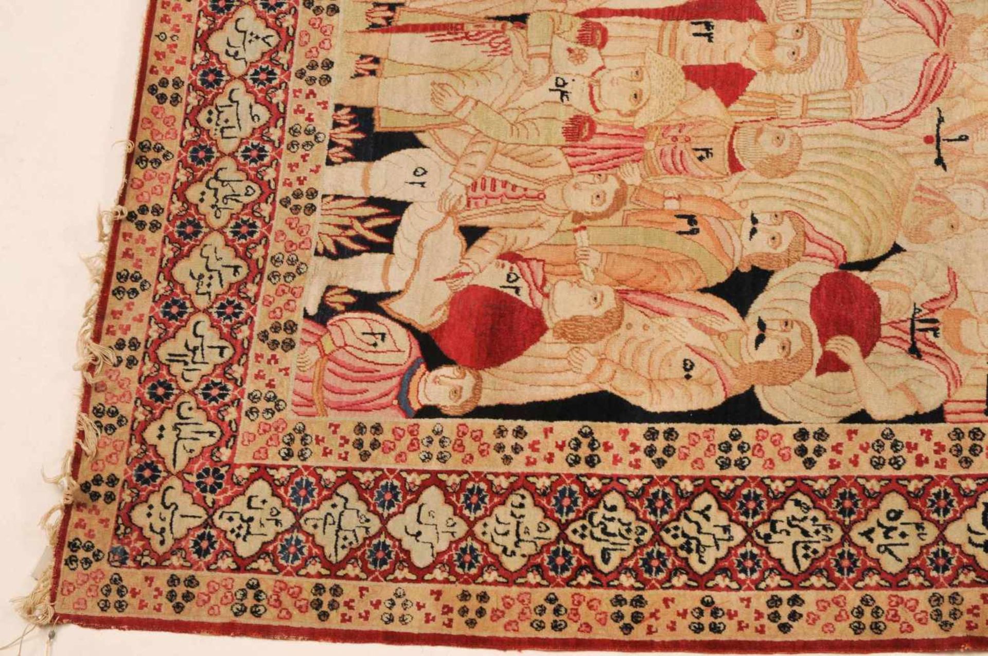 Kirman-FiguralSO-Persien, um 1900. Sog. „Mashahir-Teppich“. Das Innenfeld besteht aus einer - Bild 15 aus 19