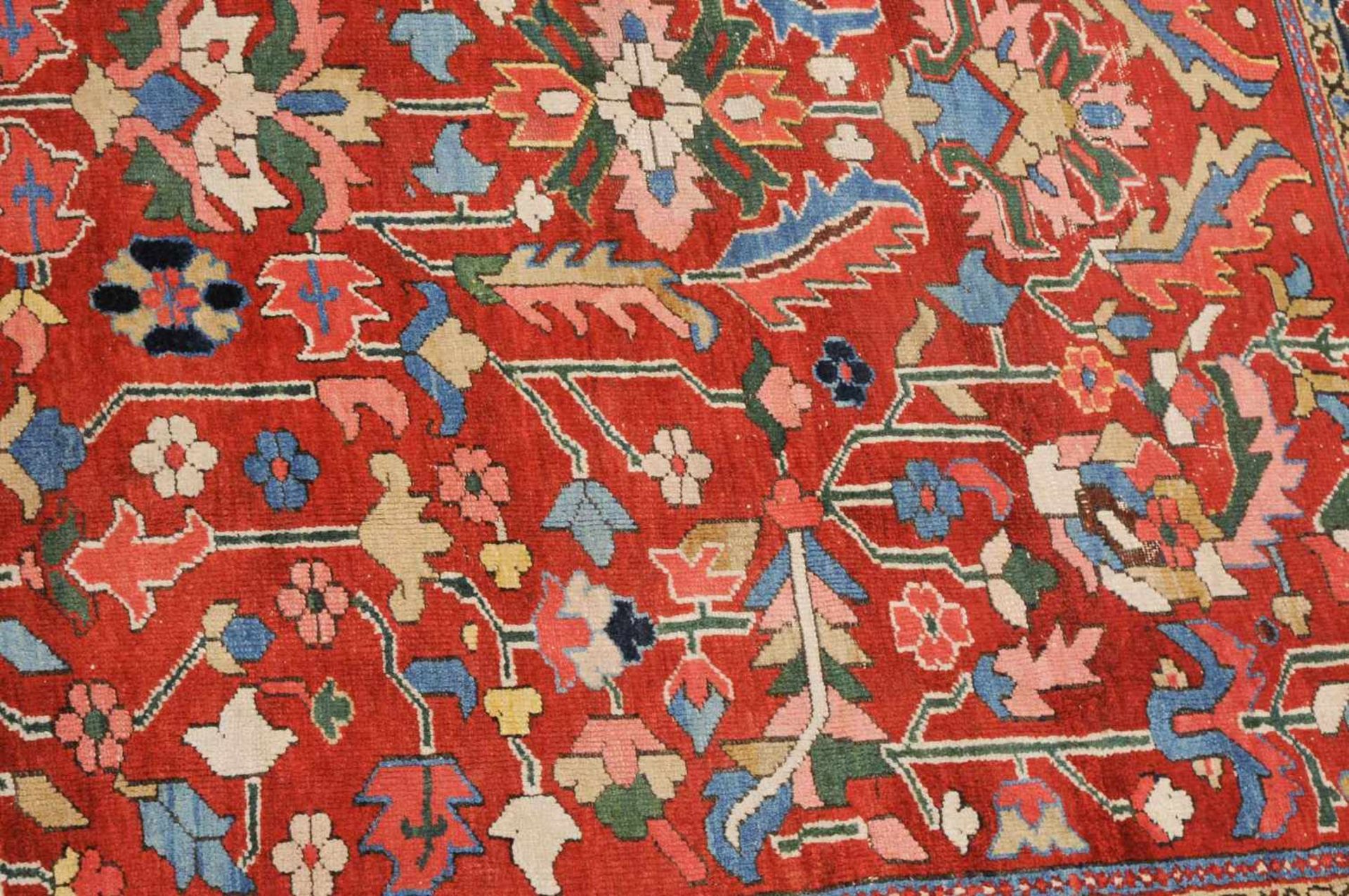 KarajaNW-Persien, um 1910. Das elegante rote Mittelfeld ist mit stark stilisierten Blüten, - Bild 4 aus 15