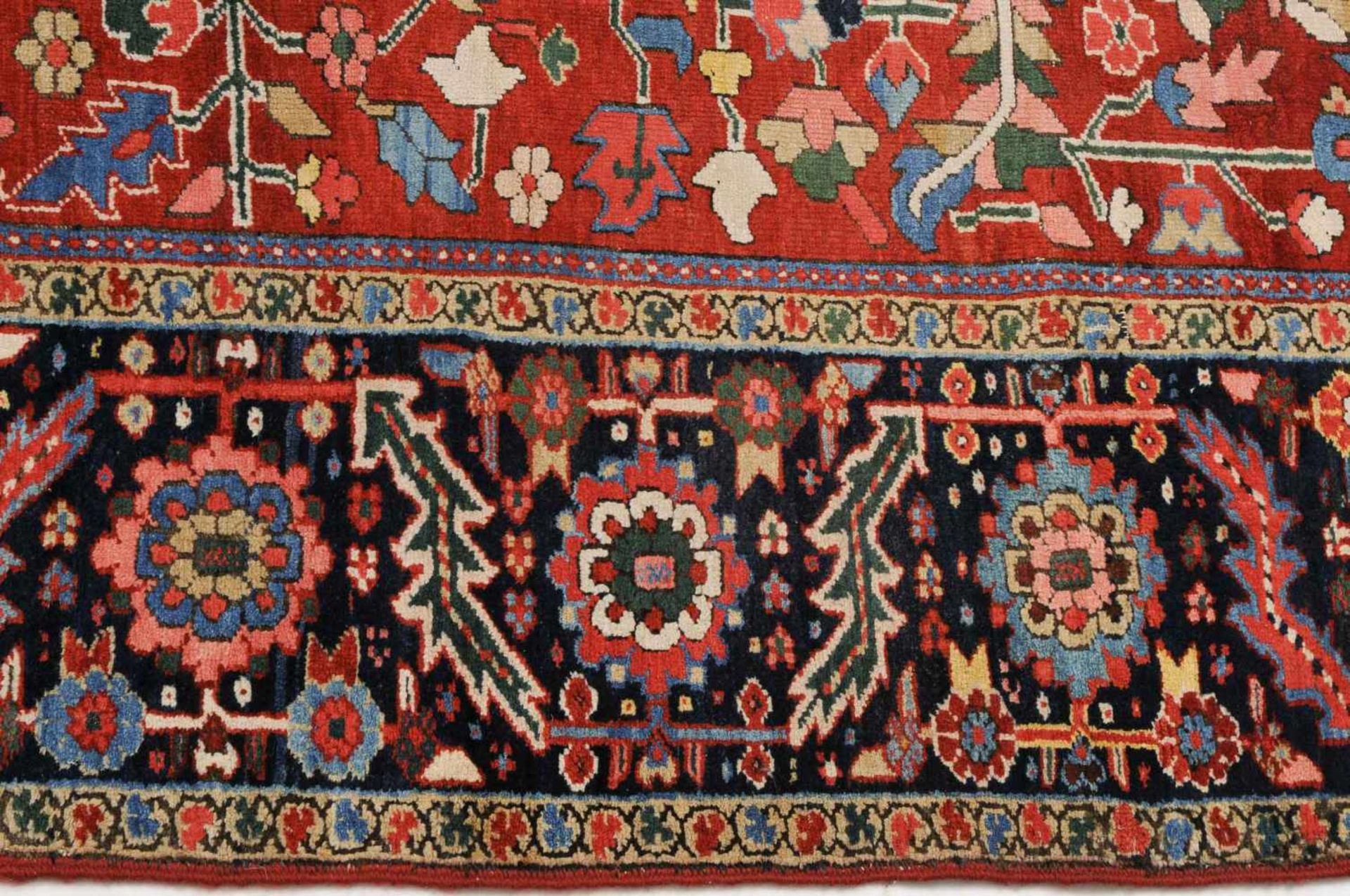 KarajaNW-Persien, um 1910. Das elegante rote Mittelfeld ist mit stark stilisierten Blüten, - Bild 3 aus 15