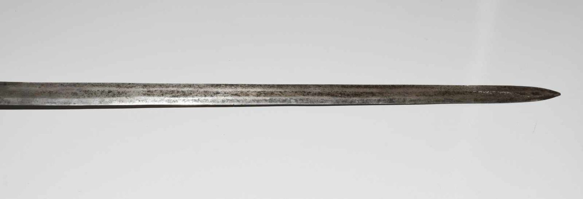 Rapier/StossdegenOesterreich/Italien, um 1700. Eisengefäss, geschwärzt, kugeliger, gerippter und - Bild 12 aus 13