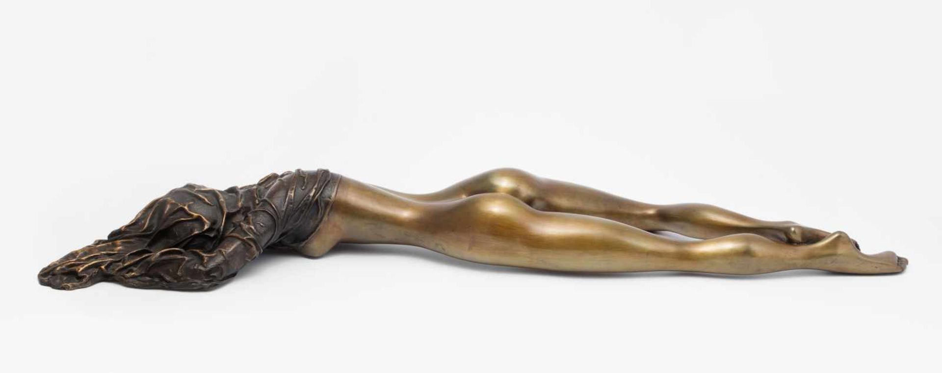 Bruni, Bruno(Gradara 1935)Venere Coperta. Liegender Frauenakt. Bronze. 54/250. Auf dem Boden