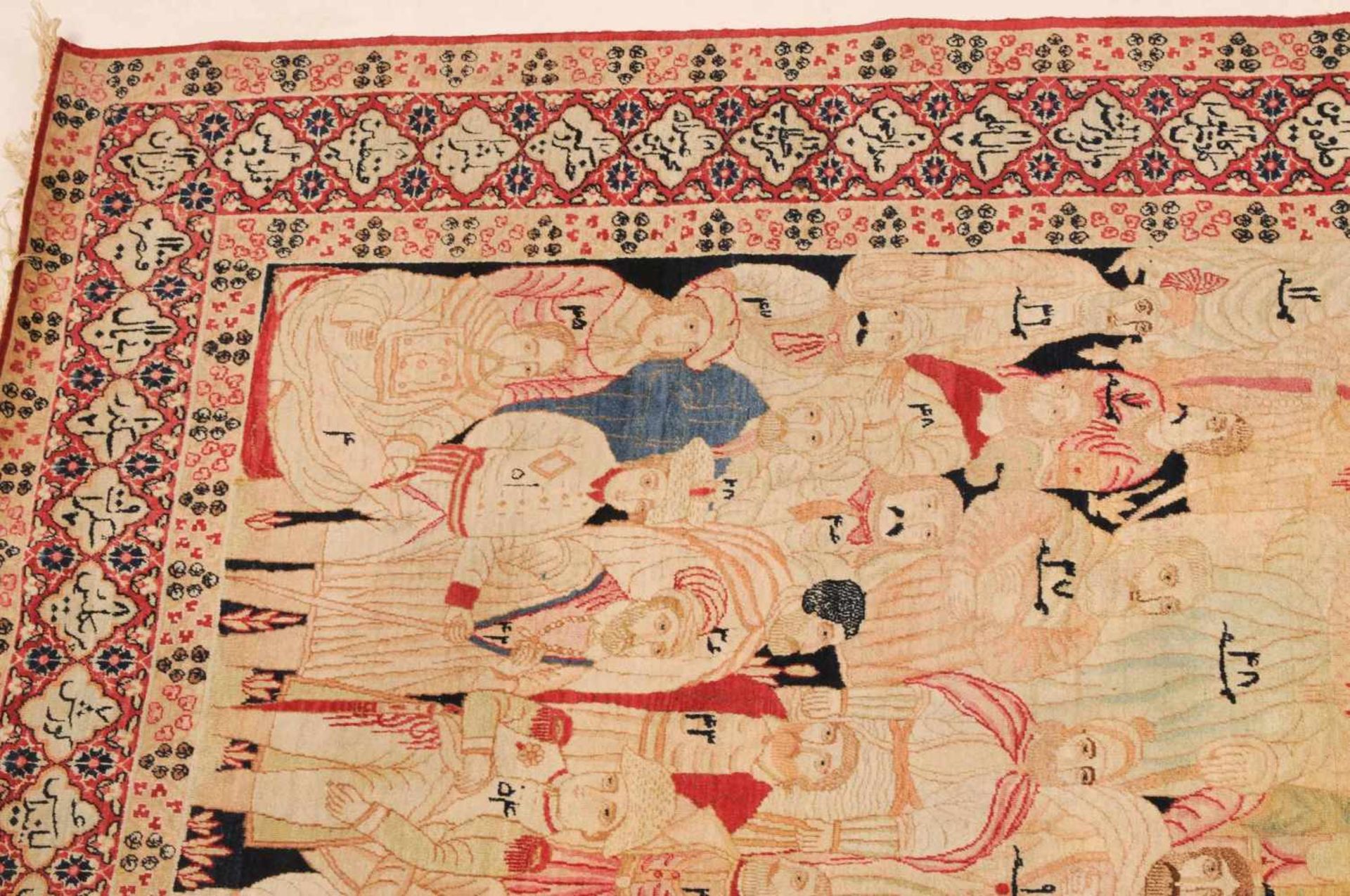 Kirman-FiguralSO-Persien, um 1900. Sog. „Mashahir-Teppich“. Das Innenfeld besteht aus einer - Bild 14 aus 19
