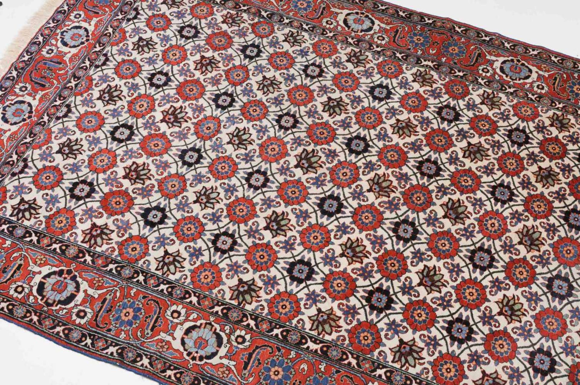 VaraminZ-Persien, um 1910. Dicht angelegtes, dekoratives Werk. Das elegante weisse Mittelfeld ist - Bild 4 aus 16