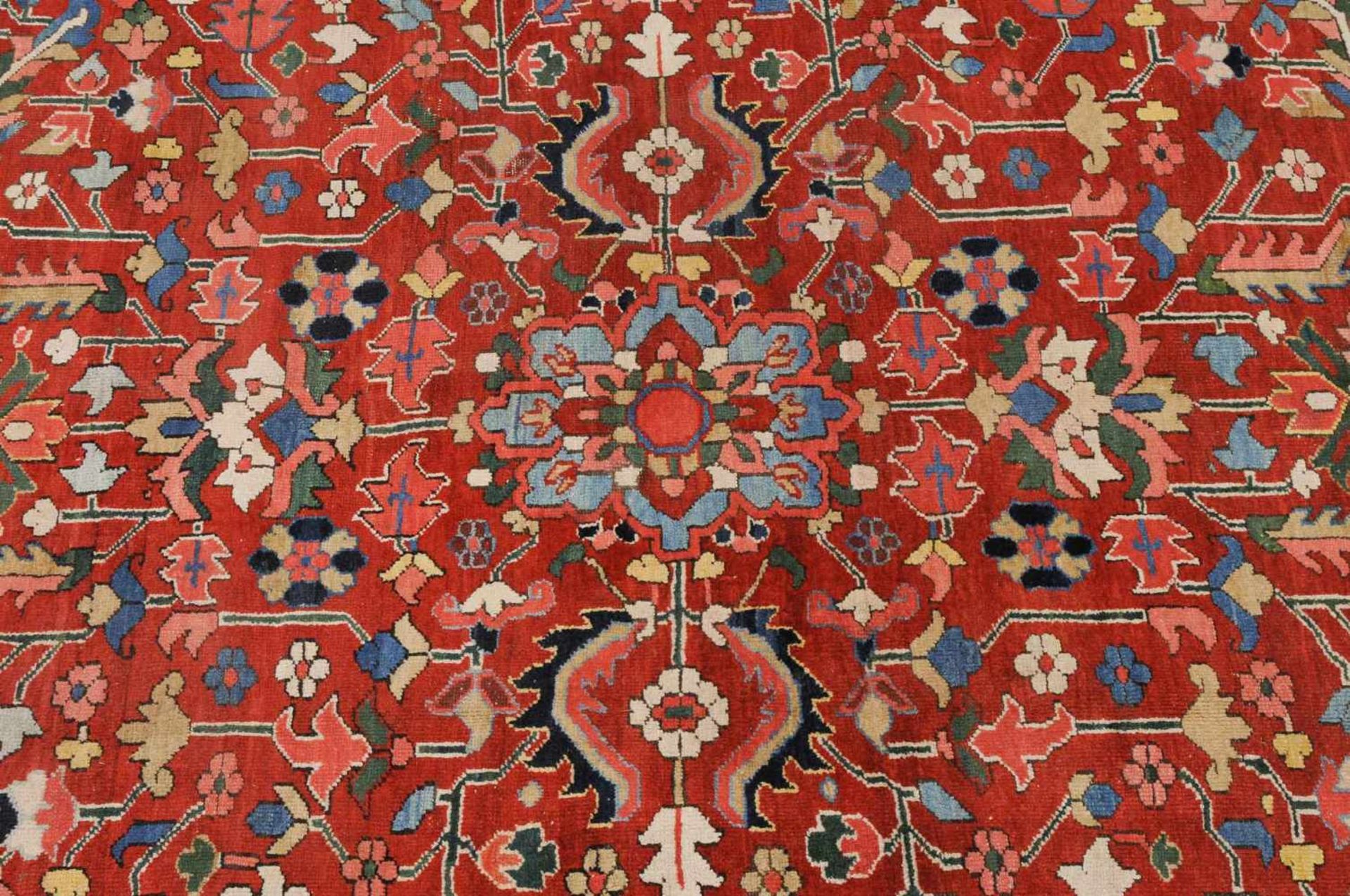 KarajaNW-Persien, um 1910. Das elegante rote Mittelfeld ist mit stark stilisierten Blüten, - Bild 11 aus 15