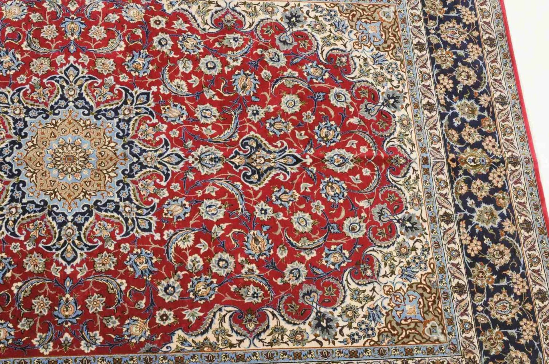IsfahanZ-Persien, um 1960. Flormaterial Korkwolle, Kette aus Seide. Unten in der Mitte signiert - Bild 12 aus 13