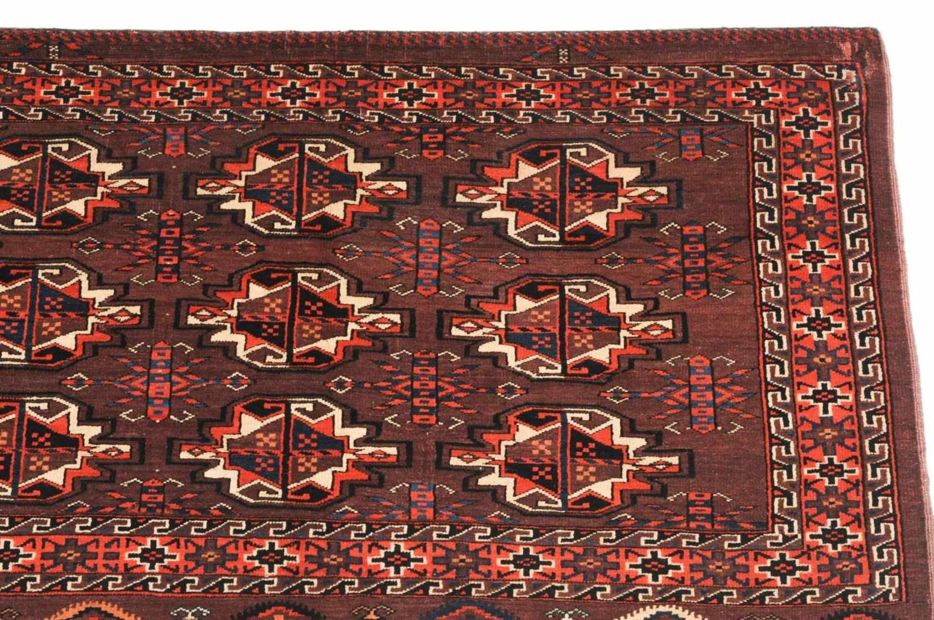 Jomud-JuwalTurkmenistan, um 1910. Im braunvioletten Feld zeigen sich 3 horizontale Reihen mit - Bild 5 aus 10