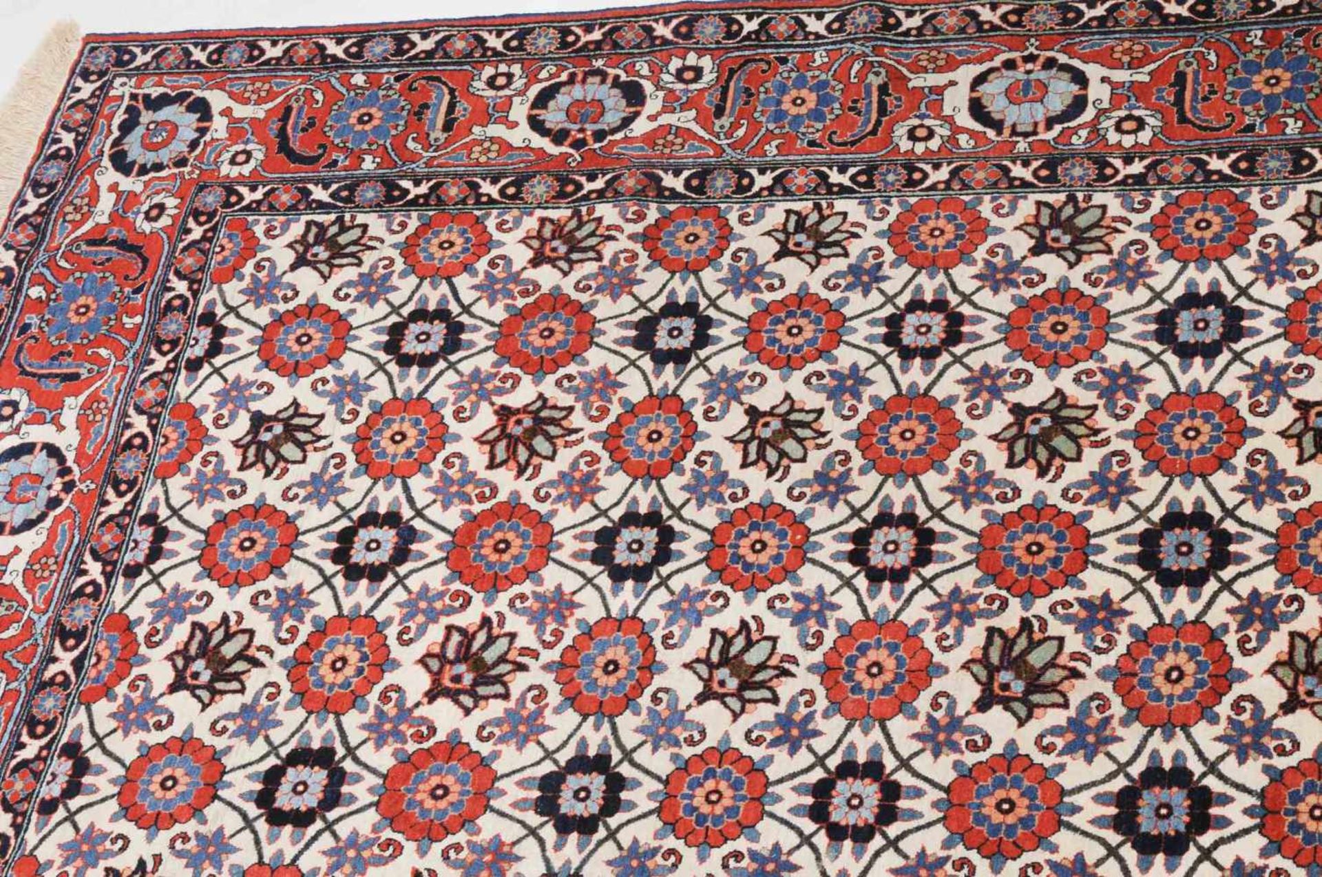 VaraminZ-Persien, um 1910. Dicht angelegtes, dekoratives Werk. Das elegante weisse Mittelfeld ist - Bild 7 aus 16