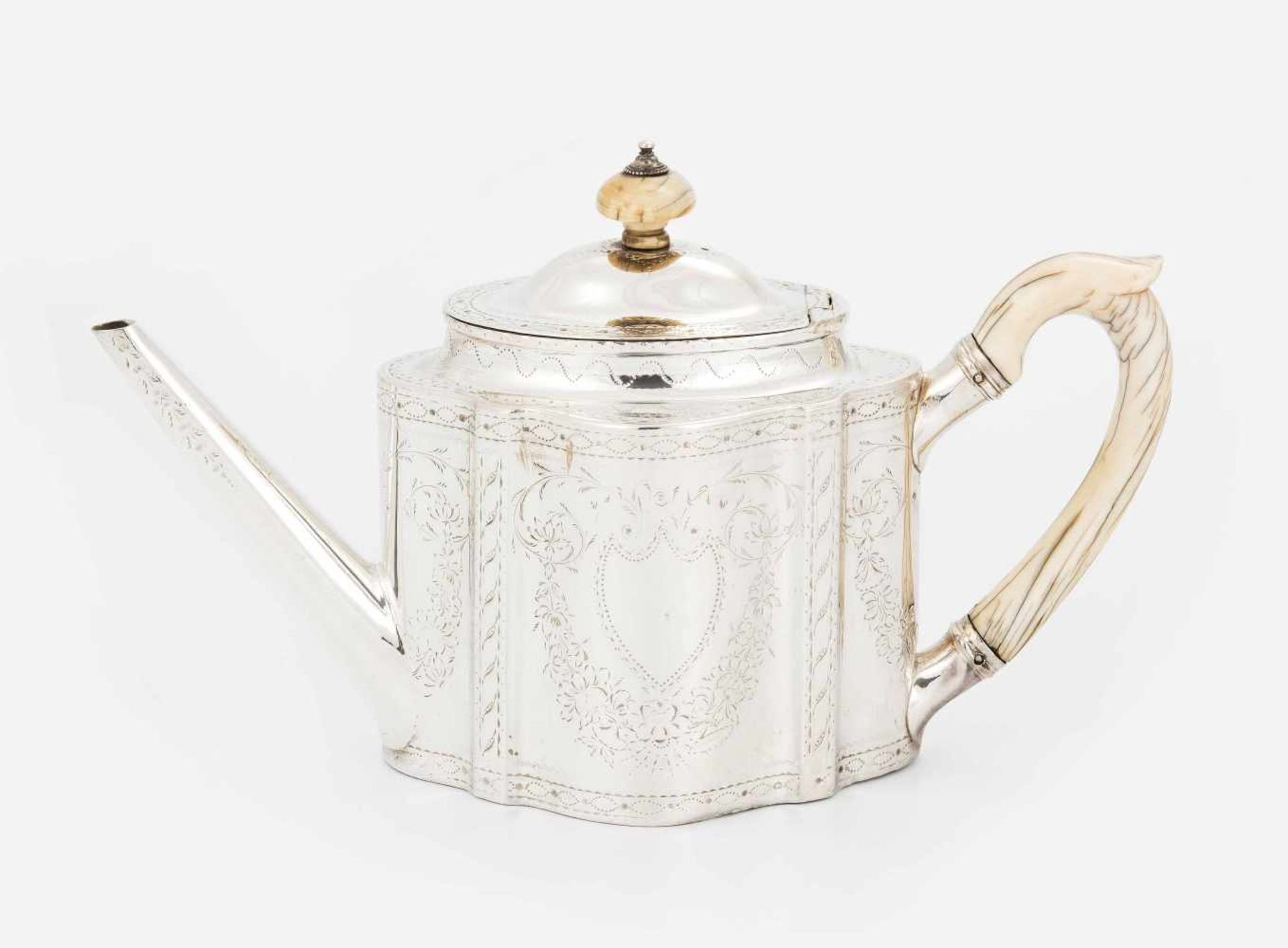 Teekanne, London1784. Silber. Meistermarke Robert Hennell. Ovaler Korpus, vertikal geschweift.