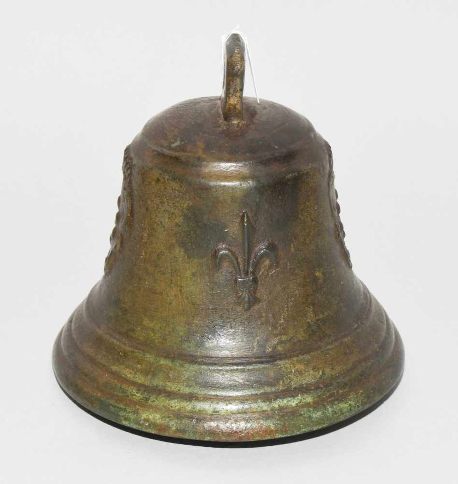 Kleine Glocke Italien, 17.Jh. Bronze, Reste einer Verzinnung. Flanke alternierend mit je 2 - Bild 5 aus 10