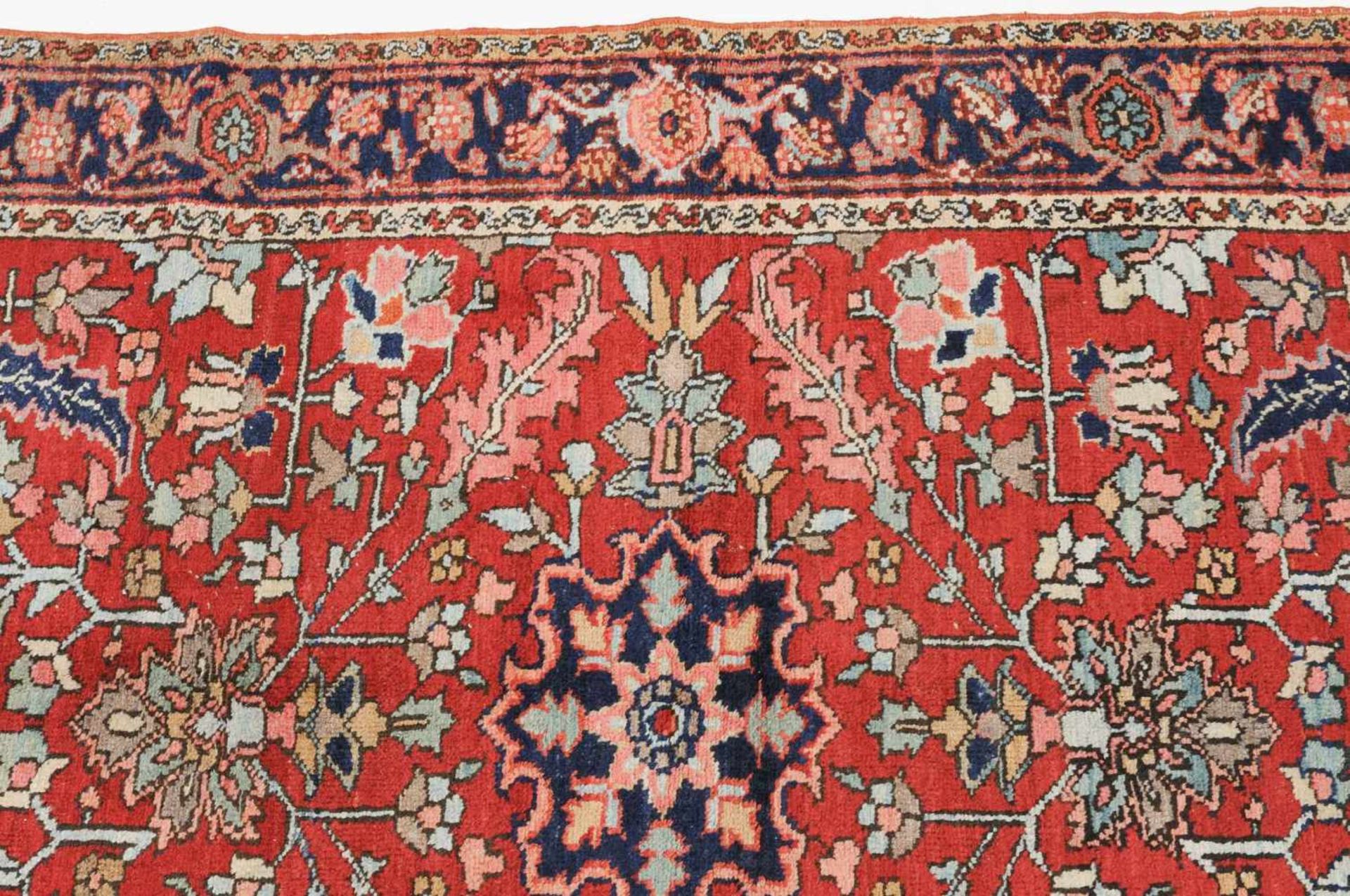 KarajaNW-Persien, um 1910. Im roten Mittelfeld liegt ein filigranes nachtblaues Sternmedaillon, - Bild 5 aus 11