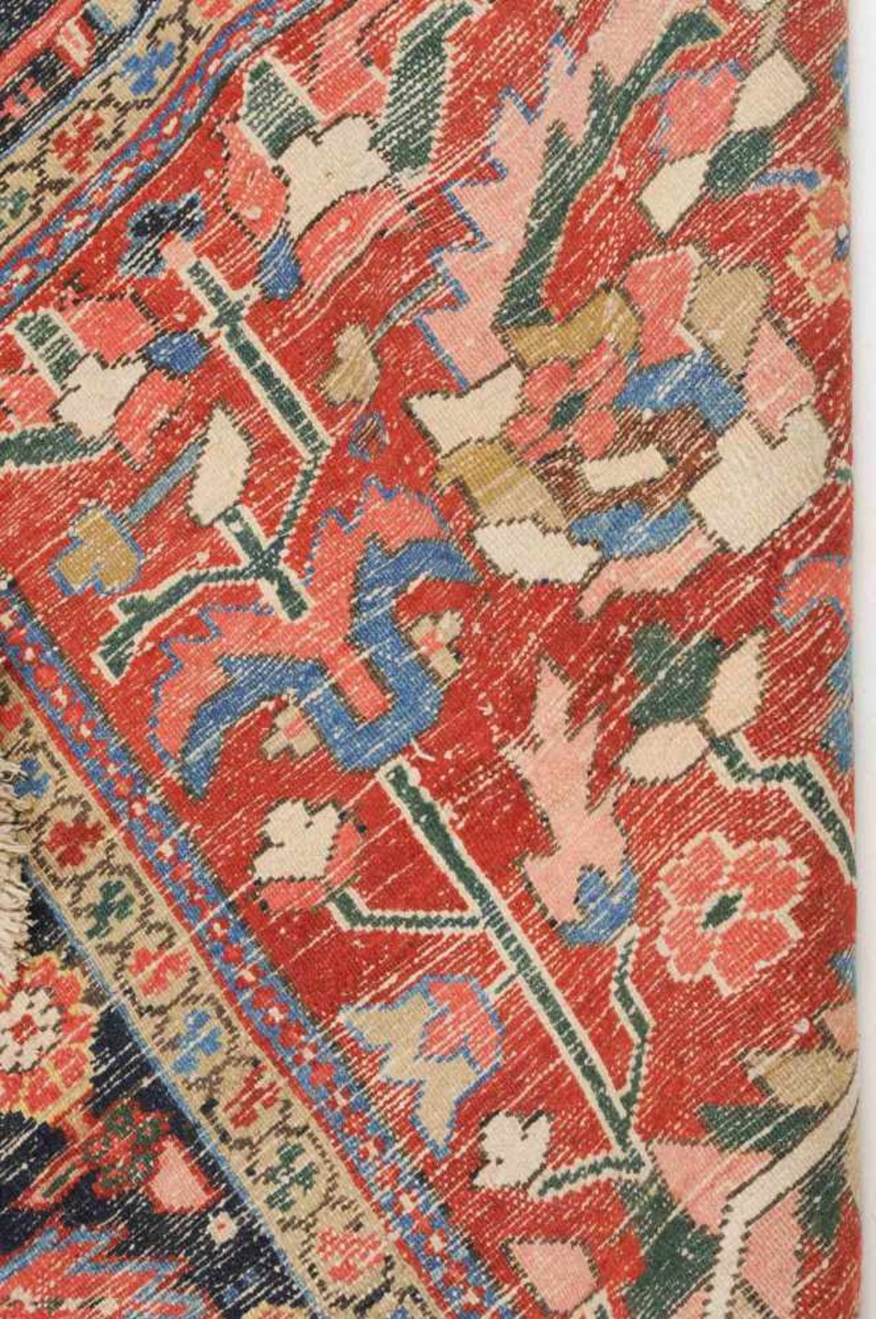 KarajaNW-Persien, um 1910. Das elegante rote Mittelfeld ist mit stark stilisierten Blüten, - Bild 12 aus 15