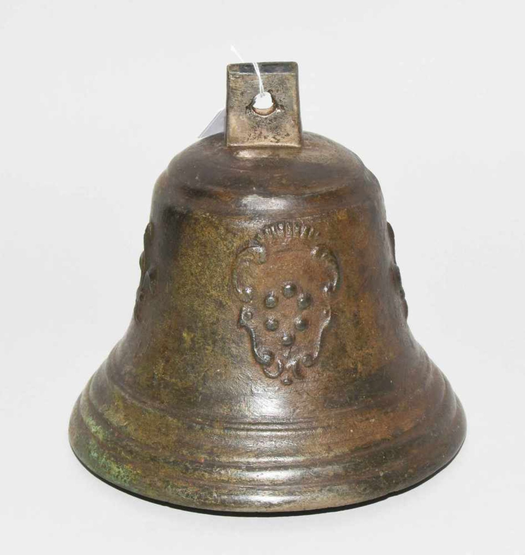 Kleine Glocke Italien, 17.Jh. Bronze, Reste einer Verzinnung. Flanke alternierend mit je 2 - Bild 2 aus 10