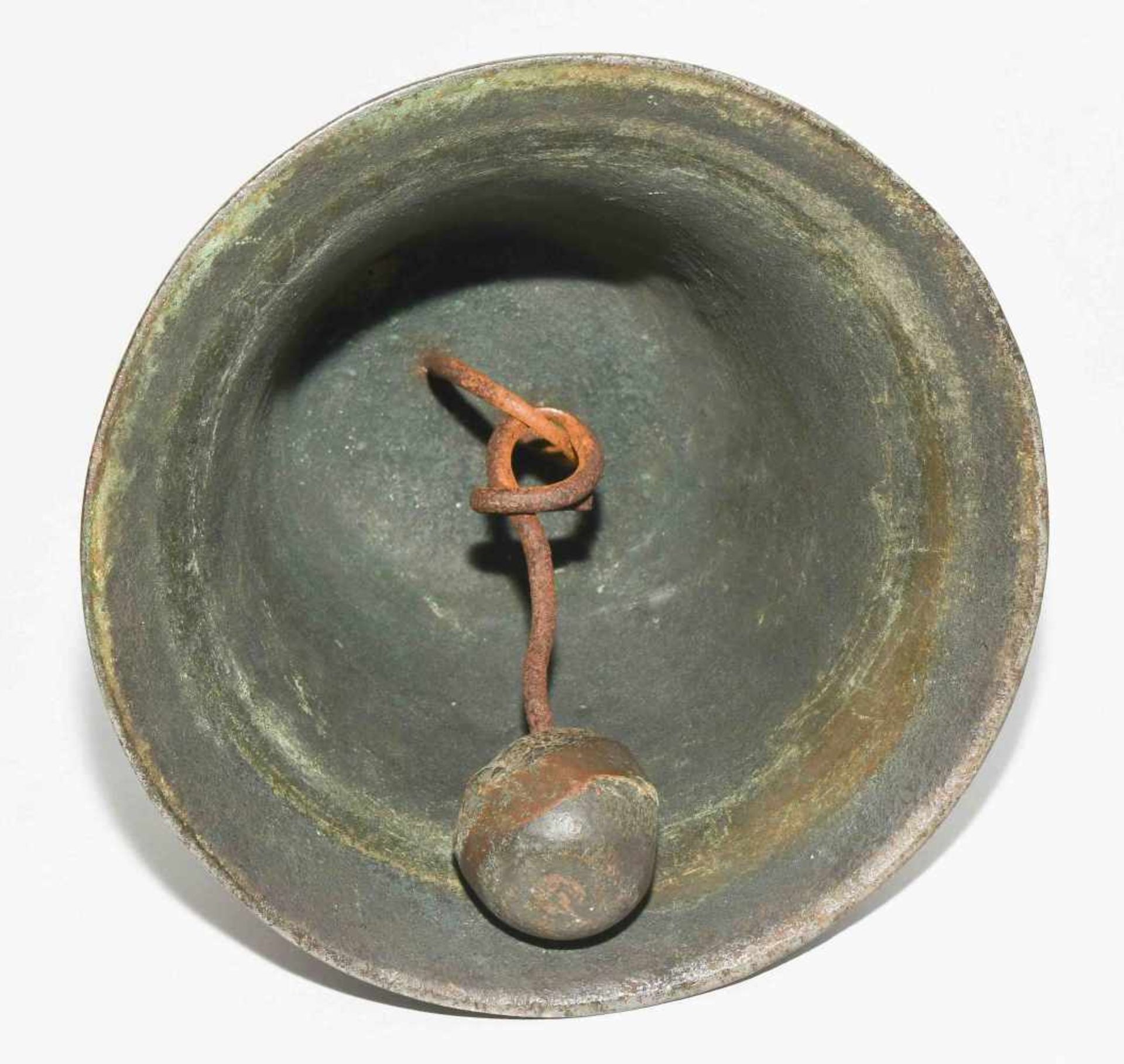 Kleine Glocke Italien, 17.Jh. Bronze, Reste einer Verzinnung. Flanke alternierend mit je 2 - Bild 8 aus 10