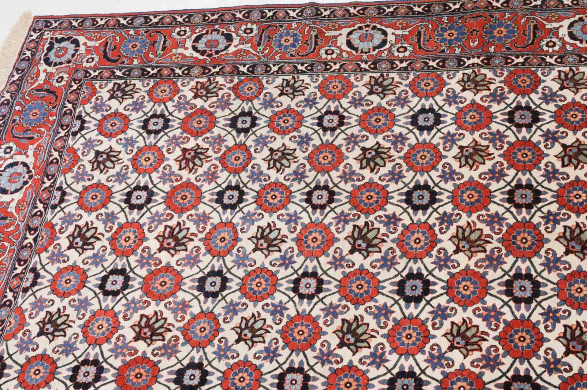 VaraminZ-Persien, um 1910. Dicht angelegtes, dekoratives Werk. Das elegante weisse Mittelfeld ist - Bild 14 aus 16
