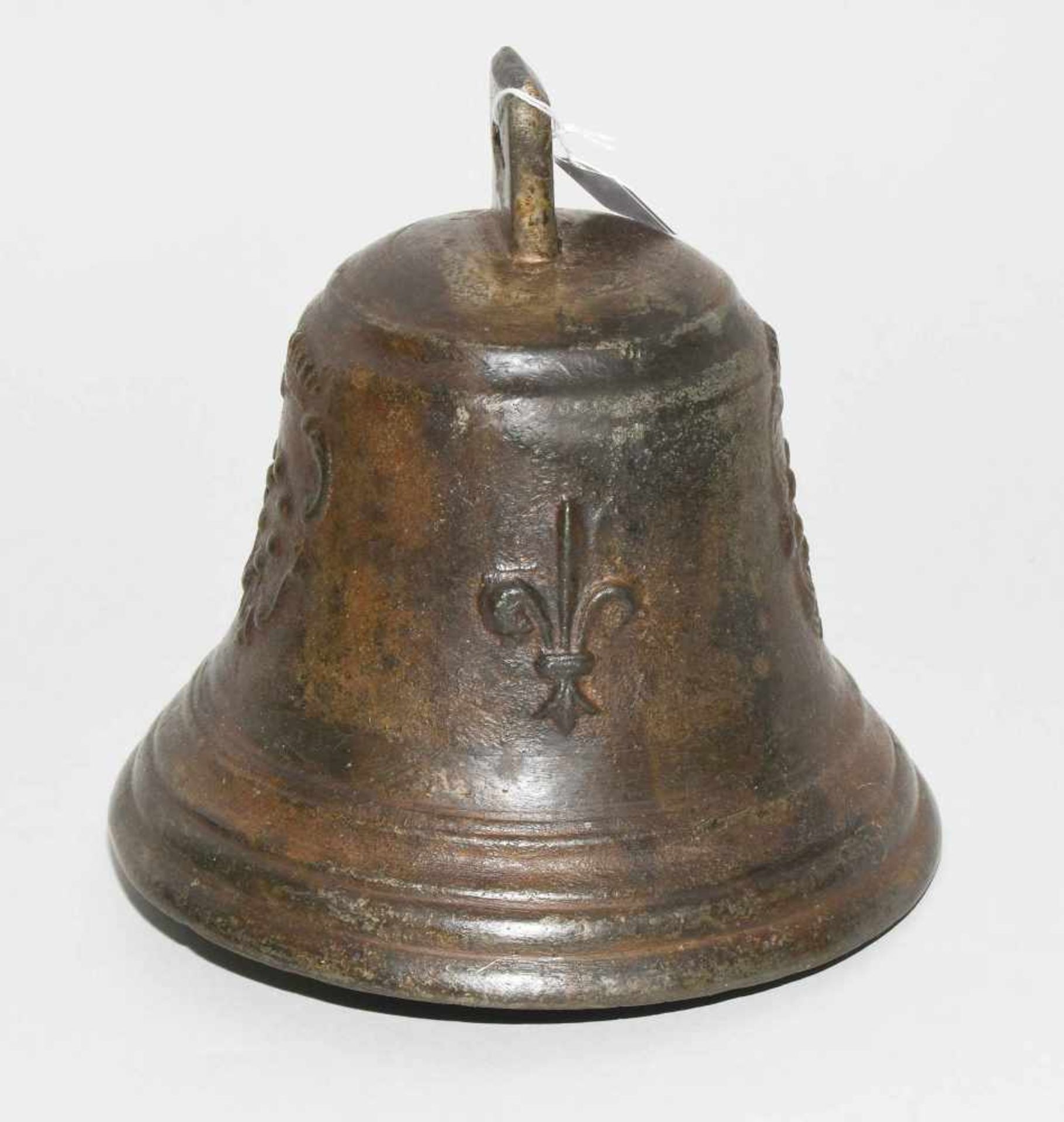 Kleine Glocke Italien, 17.Jh. Bronze, Reste einer Verzinnung. Flanke alternierend mit je 2 - Bild 3 aus 10