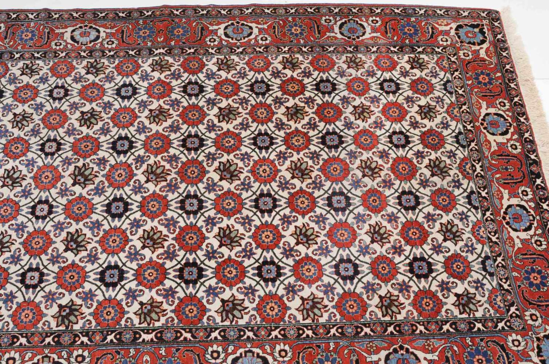 VaraminZ-Persien, um 1910. Dicht angelegtes, dekoratives Werk. Das elegante weisse Mittelfeld ist - Bild 9 aus 16