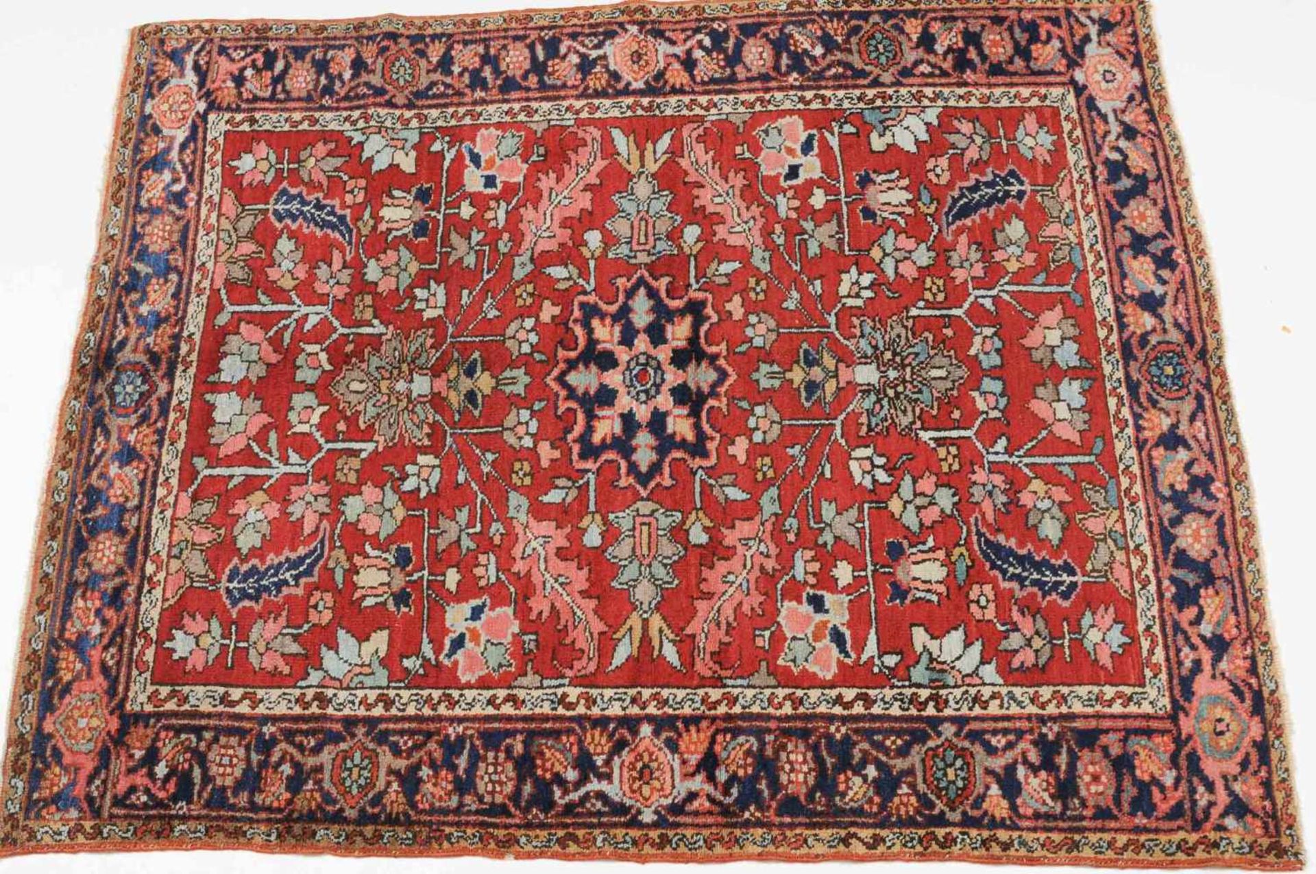 KarajaNW-Persien, um 1910. Im roten Mittelfeld liegt ein filigranes nachtblaues Sternmedaillon, - Bild 2 aus 11