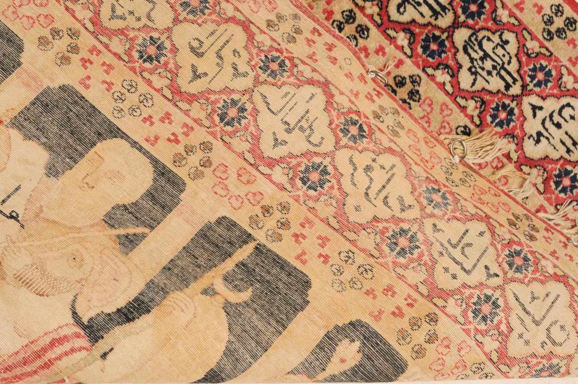 Kirman-FiguralSO-Persien, um 1900. Sog. „Mashahir-Teppich“. Das Innenfeld besteht aus einer - Bild 16 aus 19
