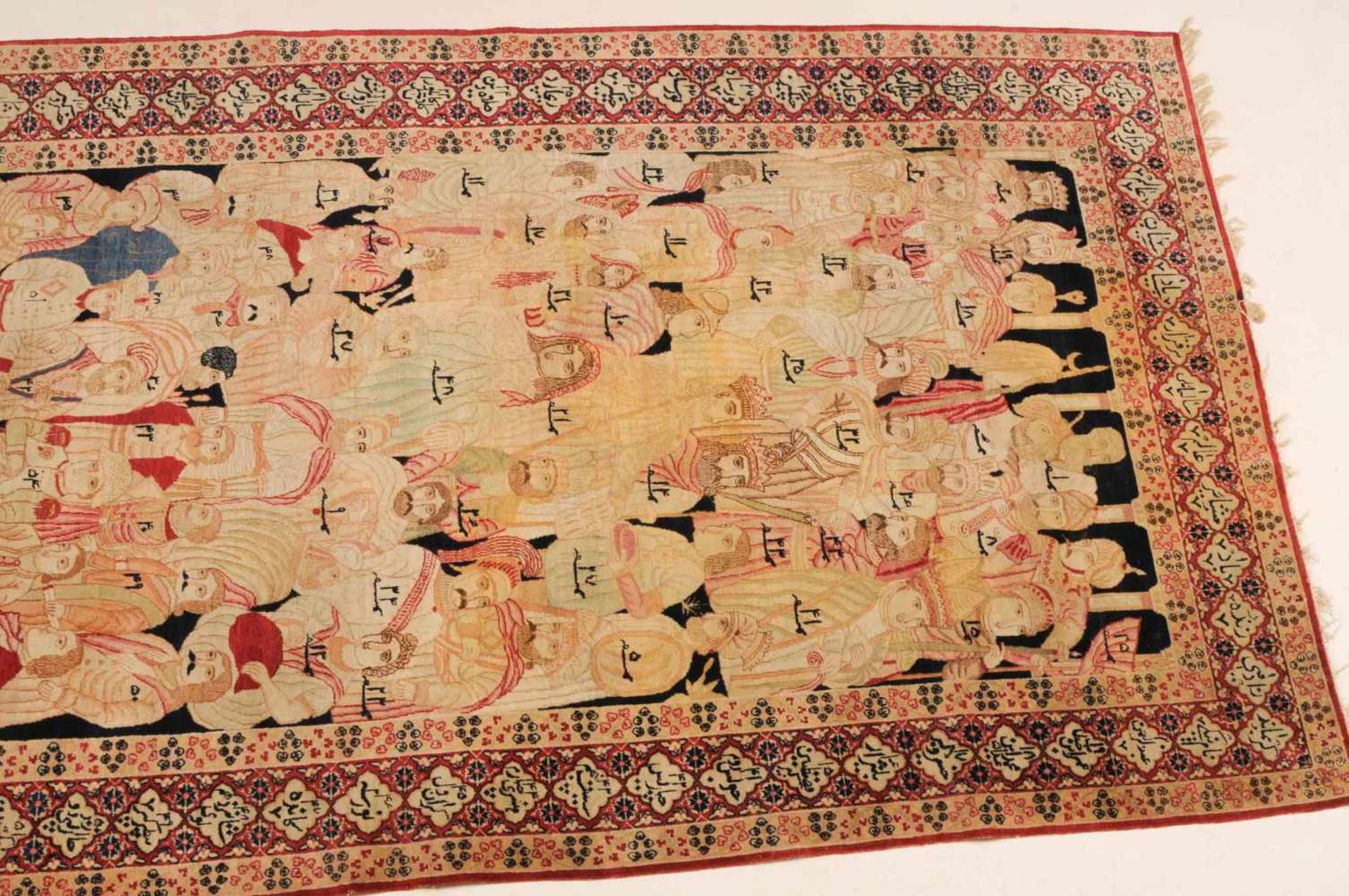 Kirman-FiguralSO-Persien, um 1900. Sog. „Mashahir-Teppich“. Das Innenfeld besteht aus einer - Bild 12 aus 19