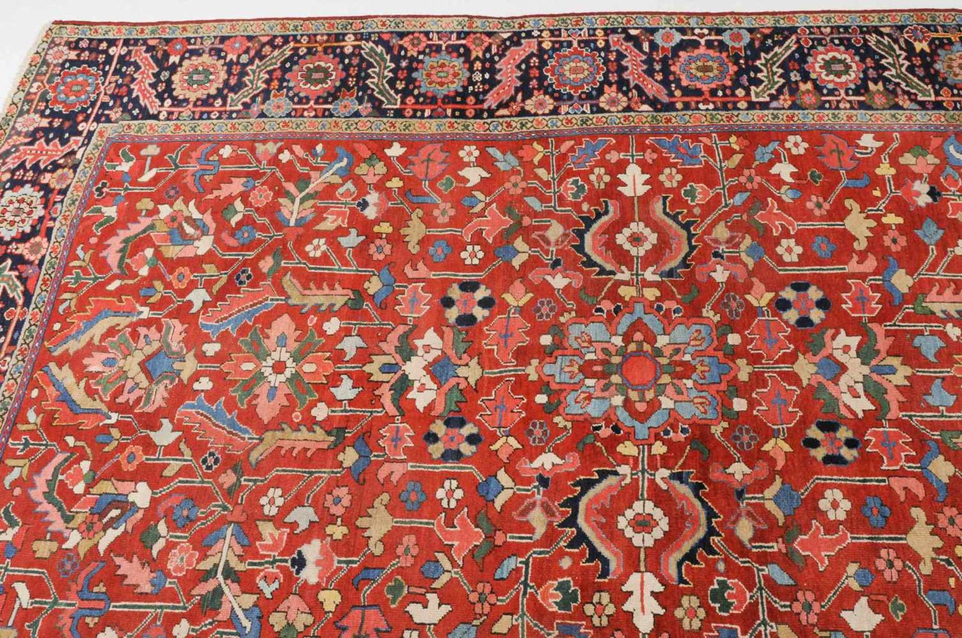 KarajaNW-Persien, um 1910. Das elegante rote Mittelfeld ist mit stark stilisierten Blüten, - Bild 8 aus 15