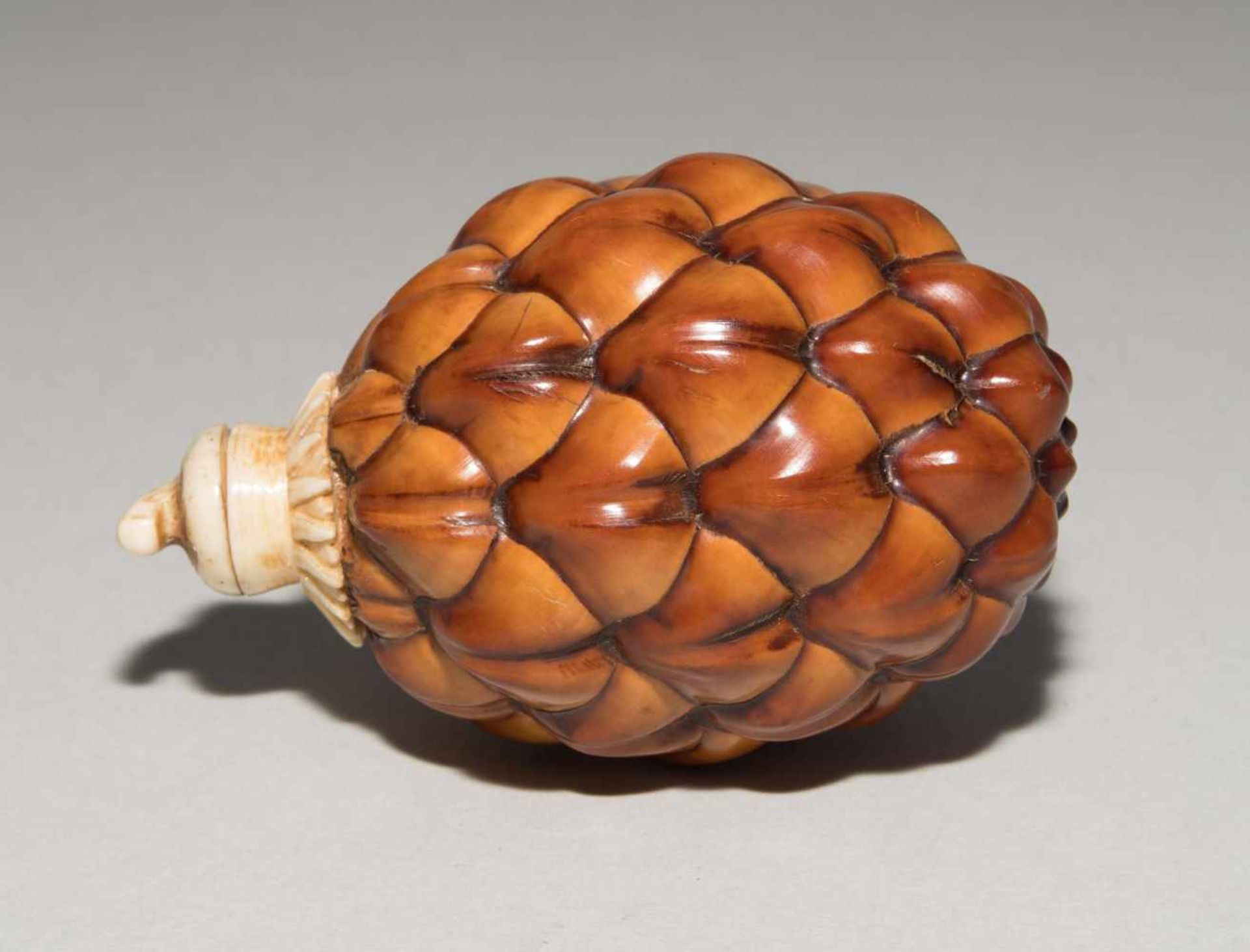 3 Snuff BottlesChina, 20.Jh. Snuff Bottle aus einem ausgehöhlten Kiefernzapfen mit Elfenbeinstopper, - Bild 2 aus 21