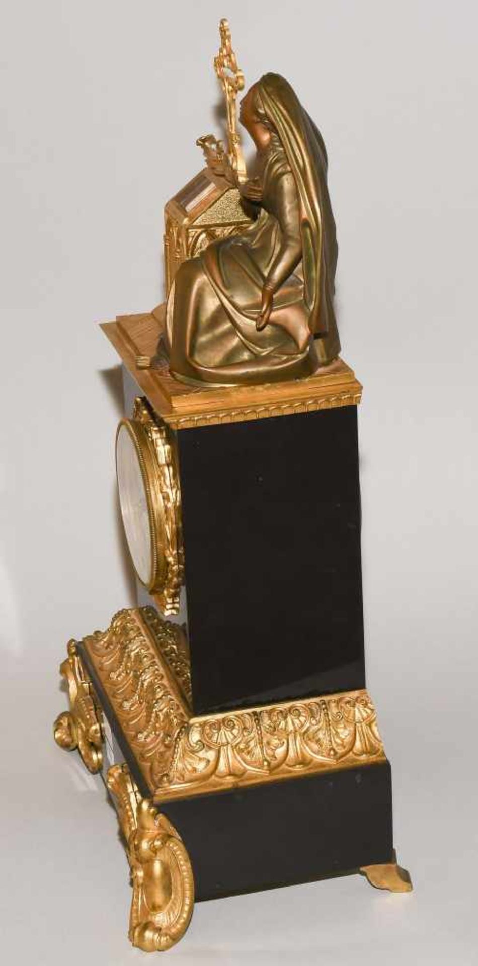 KaminuhrFrankreich, 1.Hälfte 19.Jh. Schwarzes Onyx Gehäuse mit vergoldeten Messingappliken. - Bild 9 aus 11