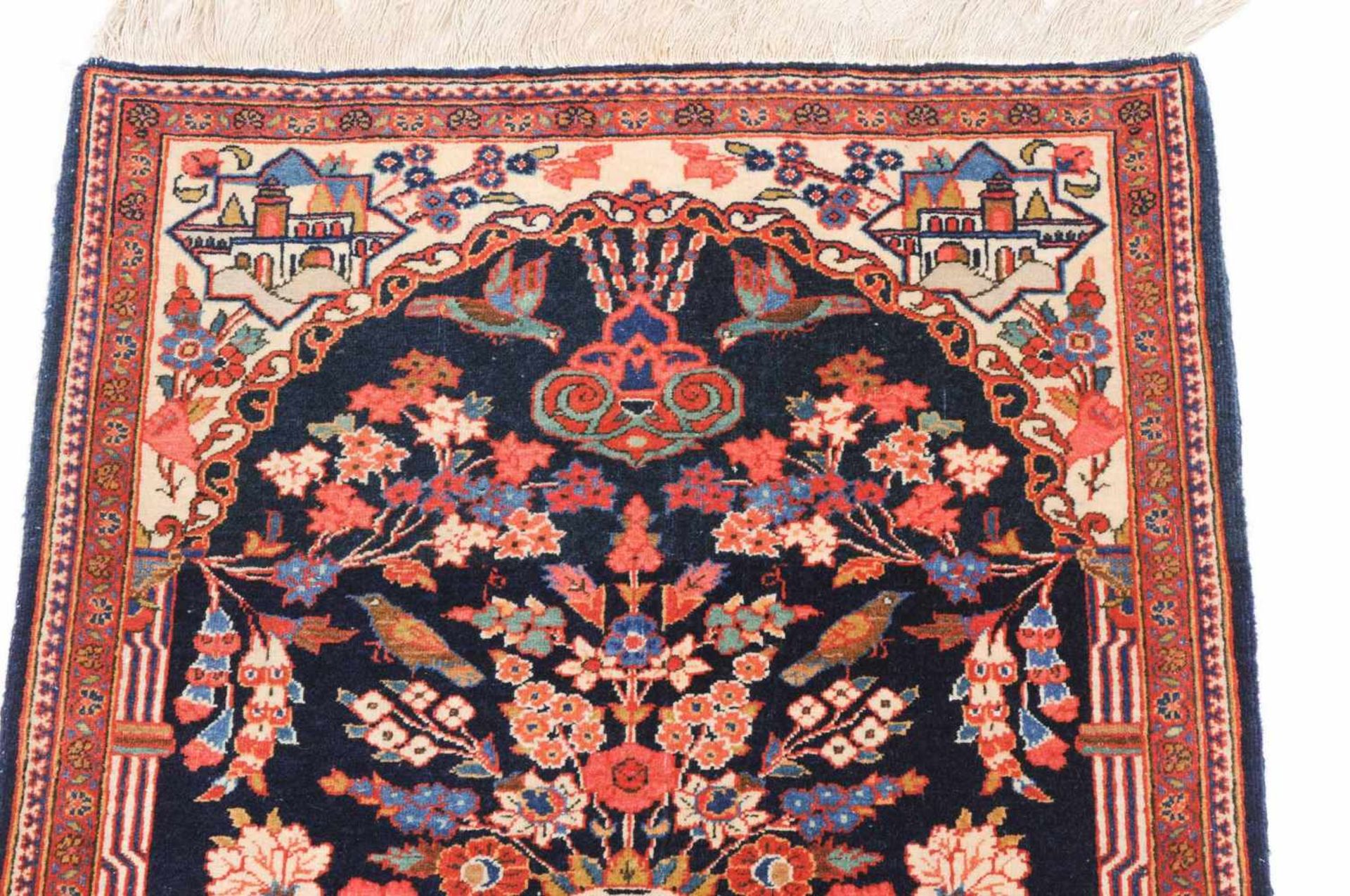 KashanZ-Persien, um 1920. Im nachtblauen Feld liegt unter einer von 2 Säulen getragenen Gebetsnische - Bild 3 aus 10