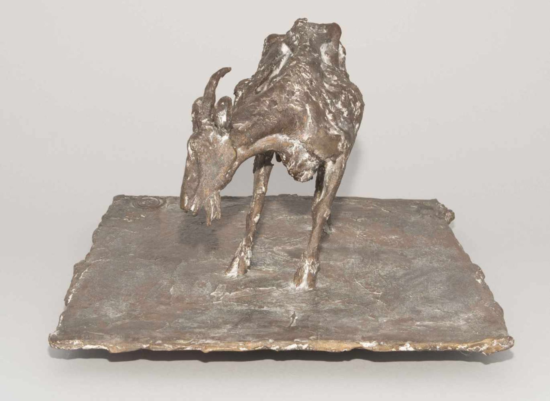 Brem, Rolf(Luzern 1926–2014 Luzern)"Sich kratzende Geiss" (oder "Kratzgeiss"). 1984. Bronze. 2/7. - Bild 4 aus 11