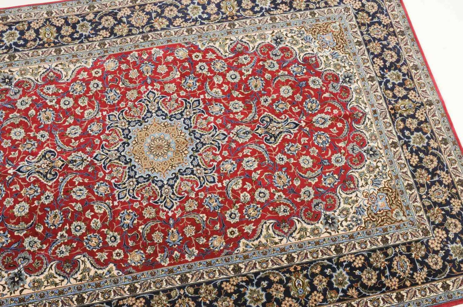 IsfahanZ-Persien, um 1960. Flormaterial Korkwolle, Kette aus Seide. Unten in der Mitte signiert - Bild 5 aus 13