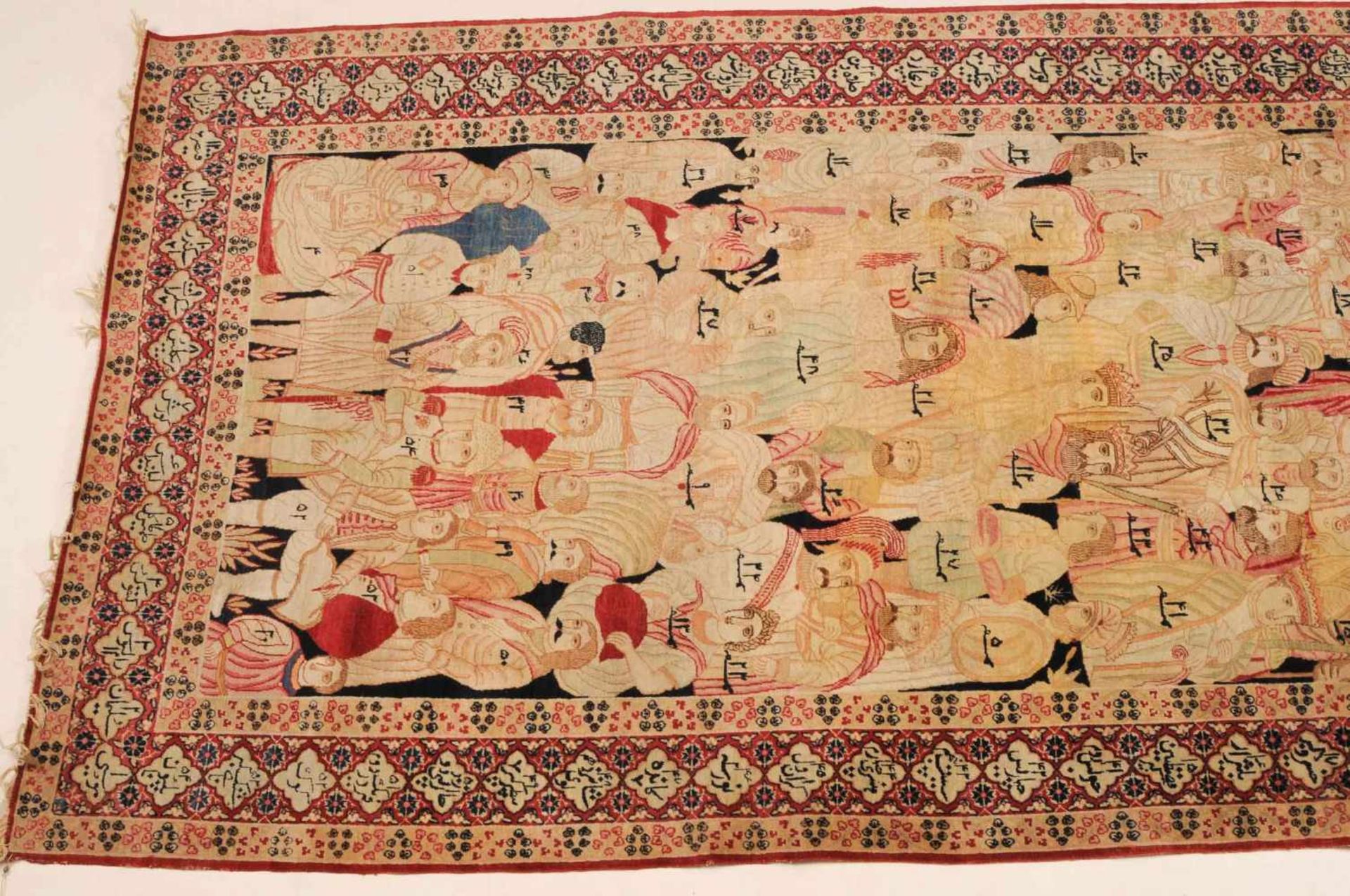 Kirman-FiguralSO-Persien, um 1900. Sog. „Mashahir-Teppich“. Das Innenfeld besteht aus einer - Bild 13 aus 19