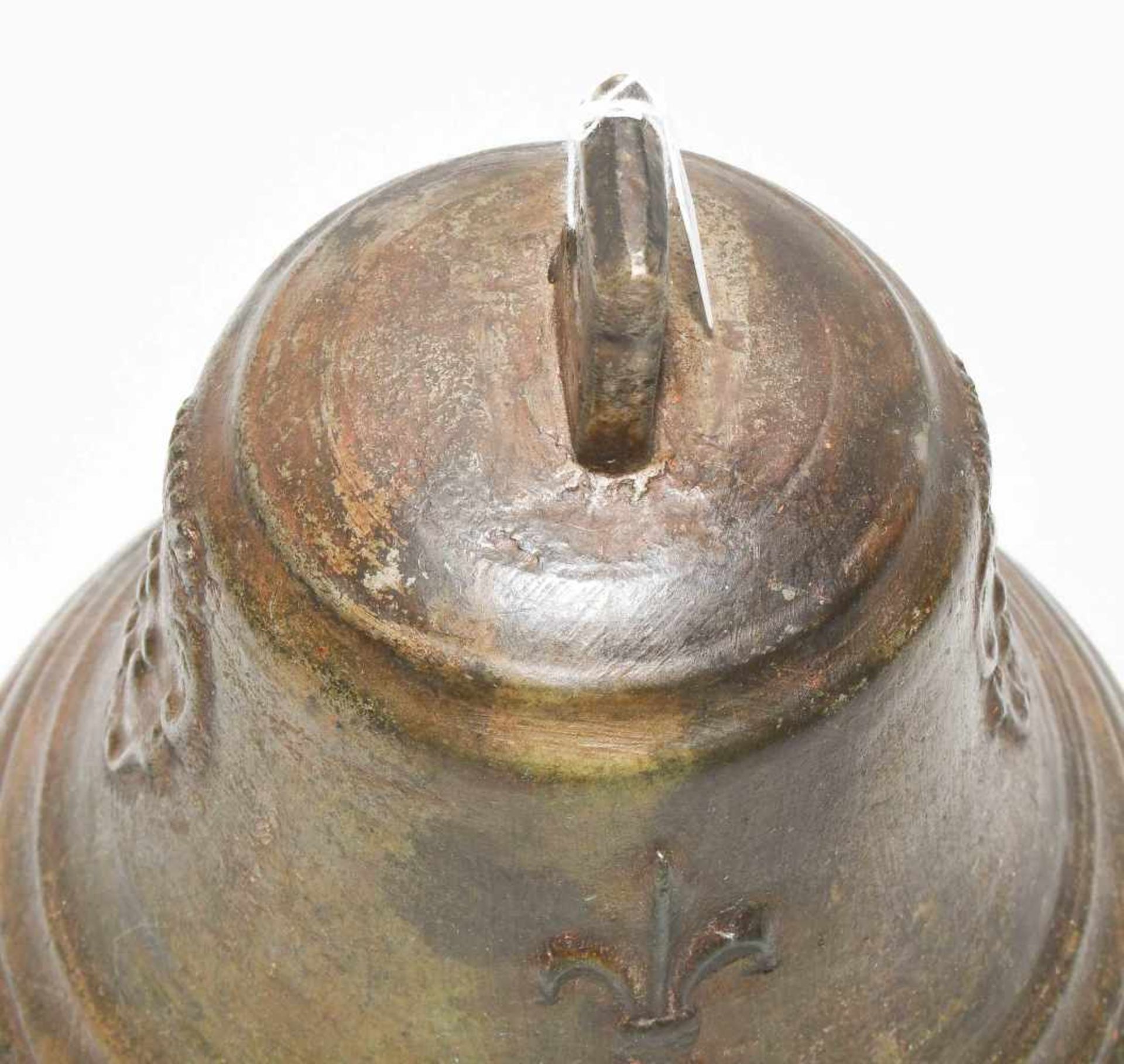 Kleine Glocke Italien, 17.Jh. Bronze, Reste einer Verzinnung. Flanke alternierend mit je 2 - Bild 6 aus 10