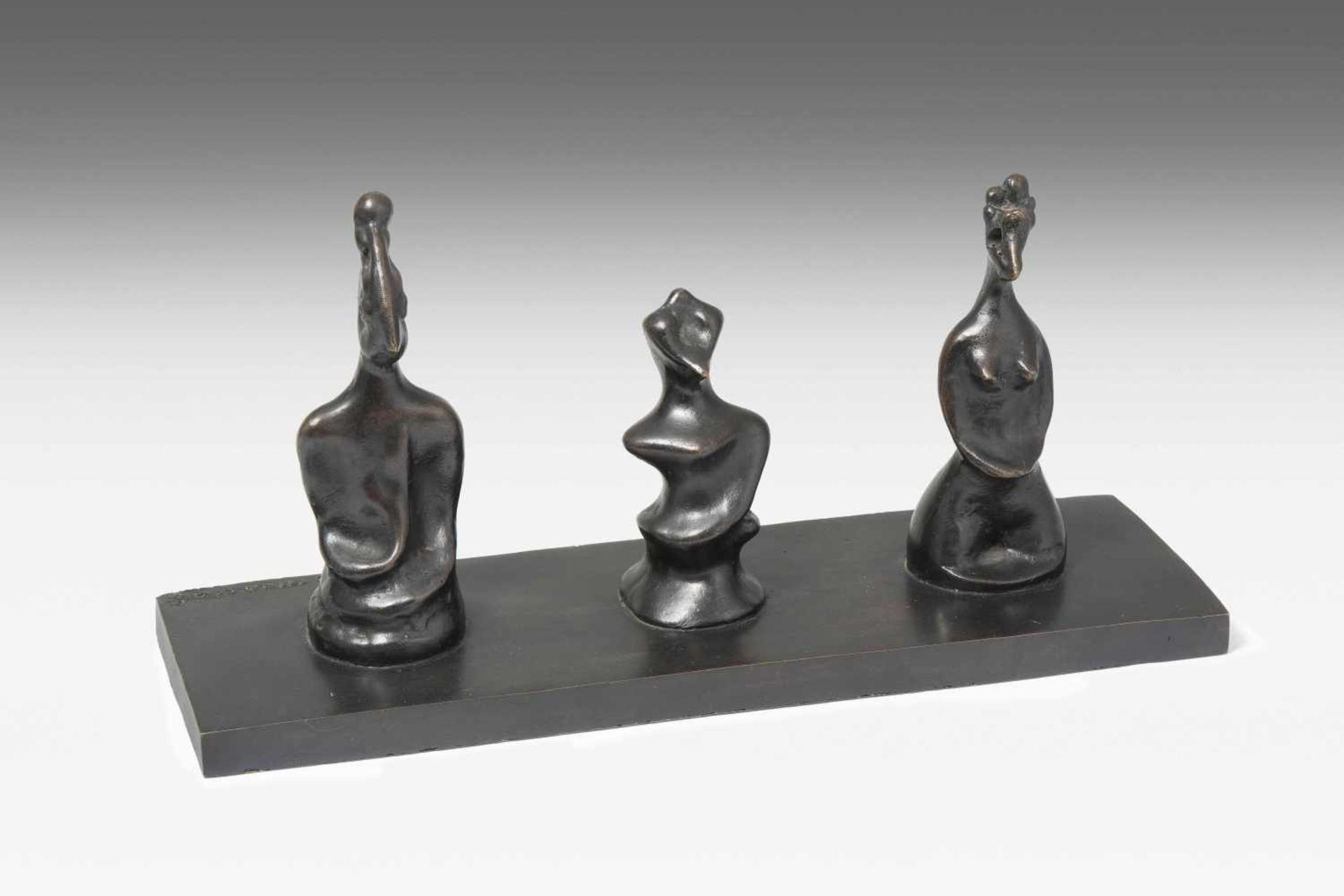 Ernst, Max(Brühl 1891–1976 Paris)"Roi, reine et fou". Bronze, schwarze Patina. 17/35. Auf d