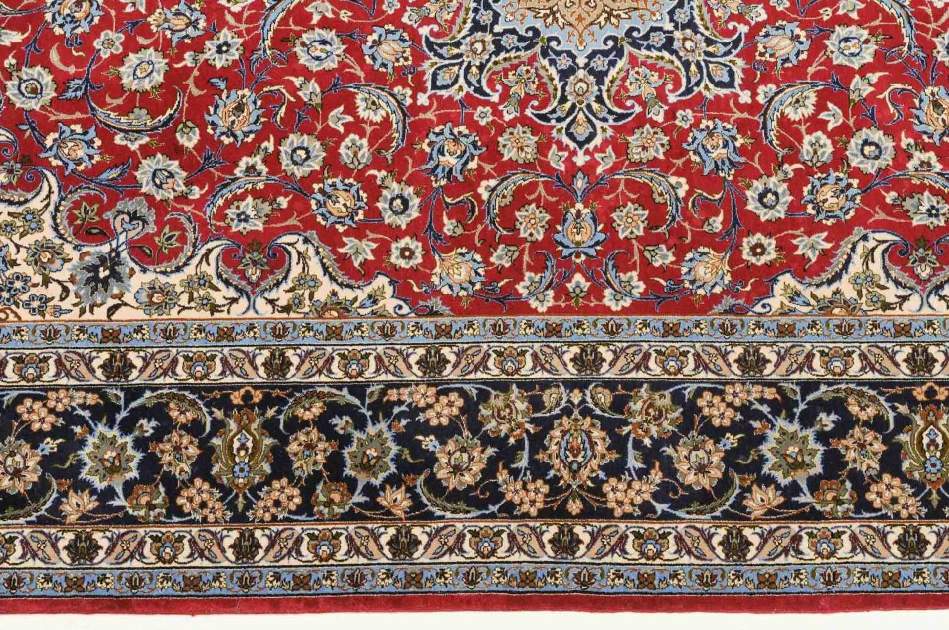 IsfahanZ-Persien, um 1960. Flormaterial Korkwolle, Kette aus Seide. Unten in der Mitte signiert - Bild 3 aus 13