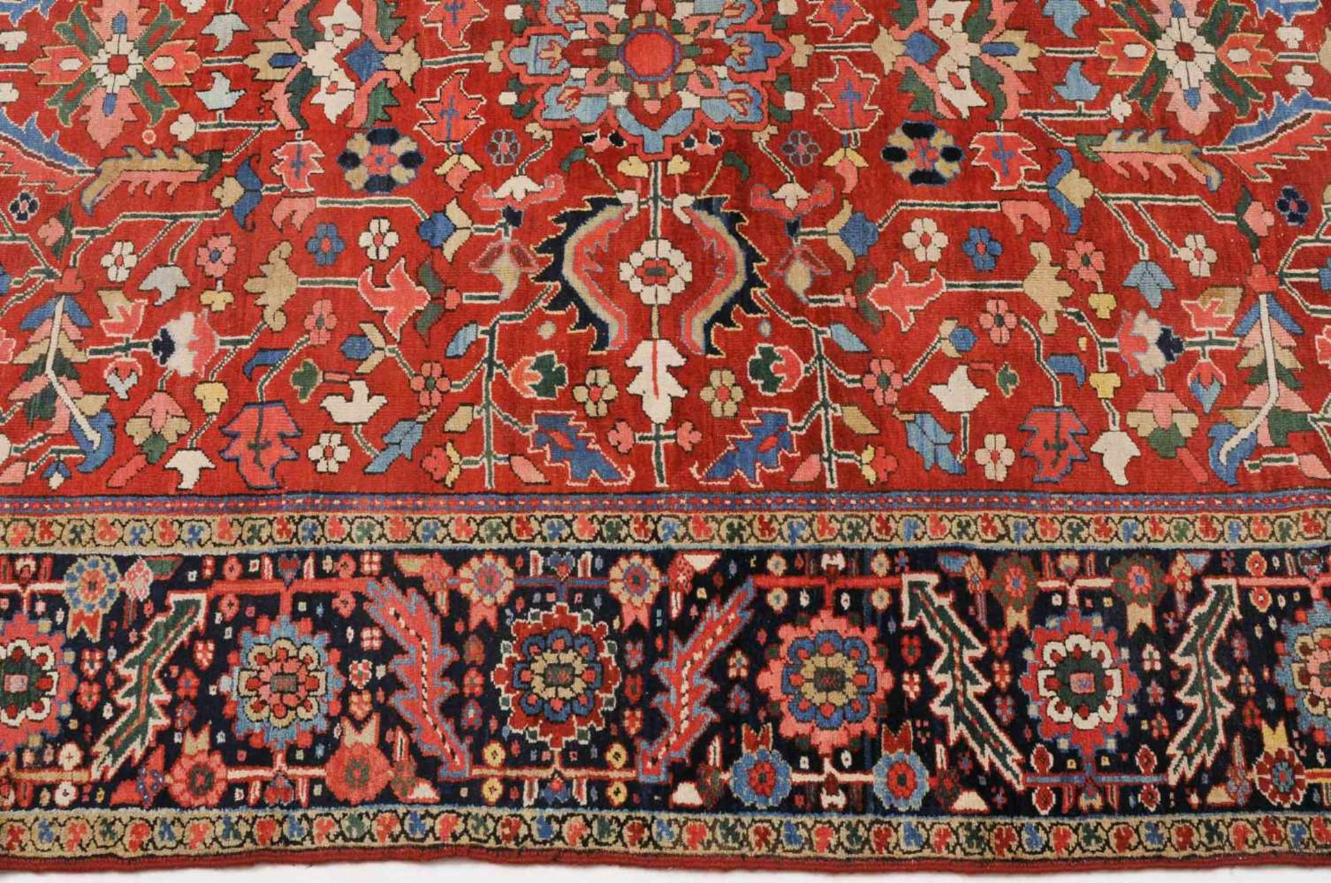 KarajaNW-Persien, um 1910. Das elegante rote Mittelfeld ist mit stark stilisierten Blüten, - Bild 10 aus 15